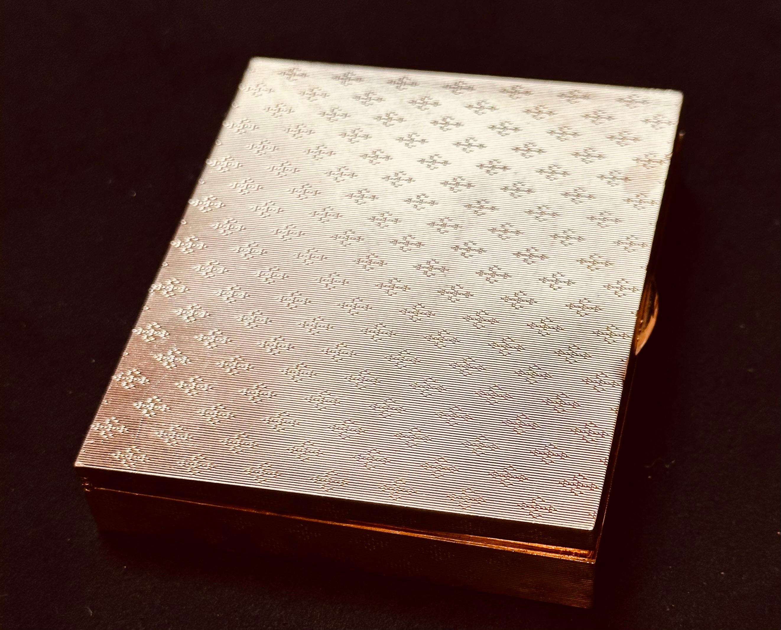 Cartier, boîte à poudre compacte en or 14 carats pour maquillage, 114 g en vente 2