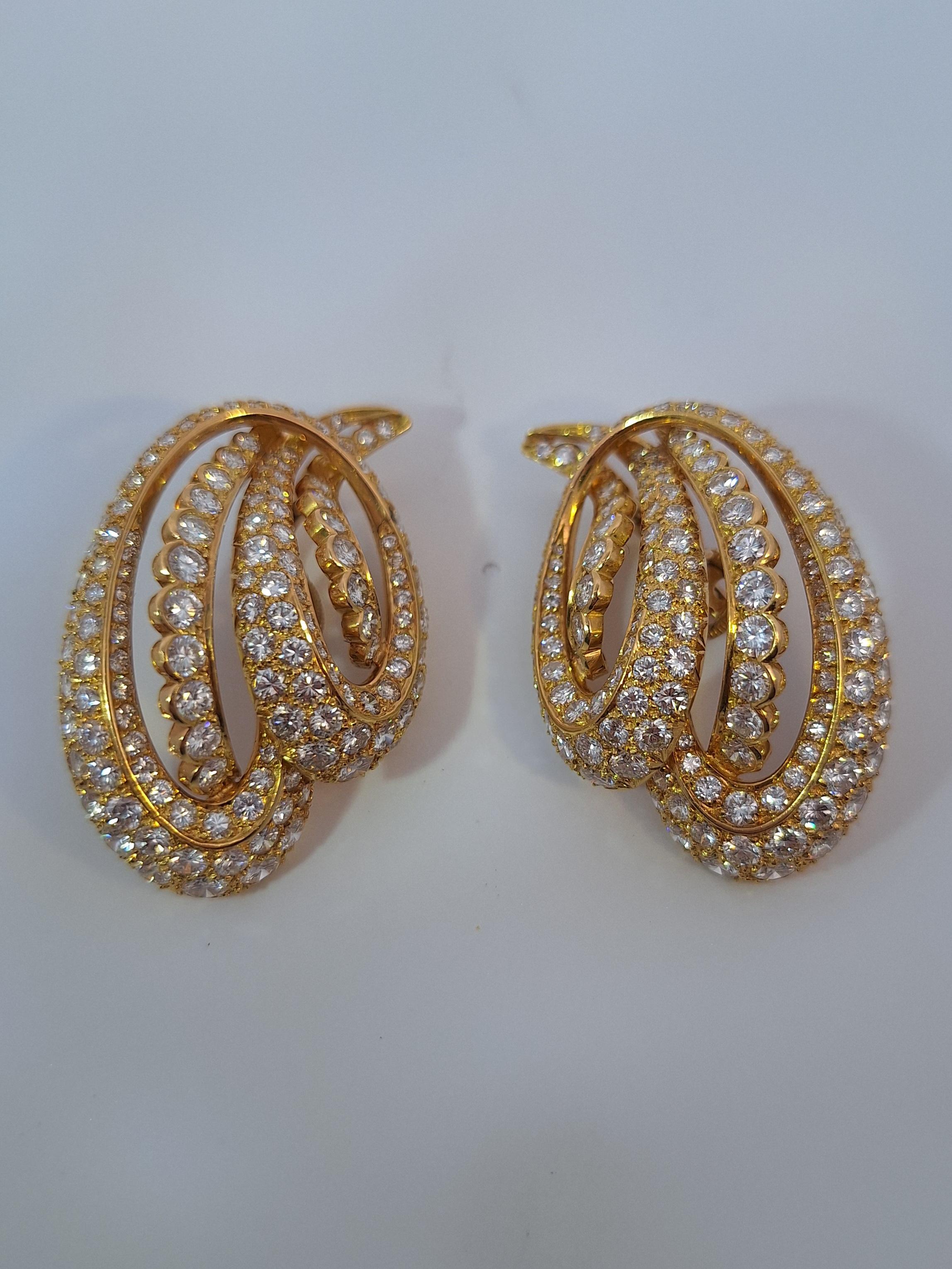 Stone: Pave Set Round Cut Diamonds

Total Carat Weight: Approx. 13.00Ctw

Metal: 18Kt Yellow Gold

Weight: 28 Grams

Video is available upon request