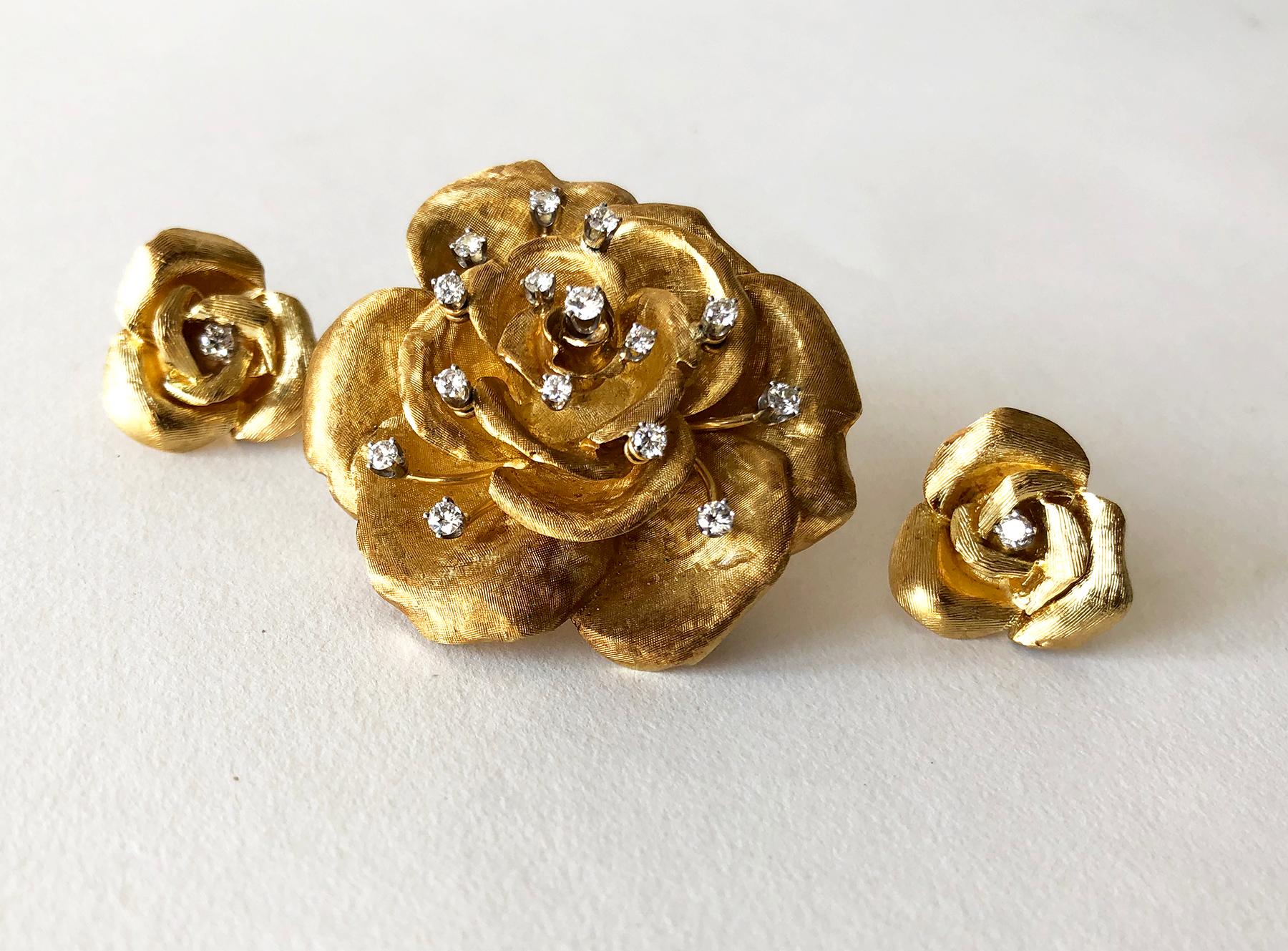Cartier France, broche et boucles d'oreilles fleuries roses en or 18 carats et diamants Bon état - En vente à Palm Springs, CA