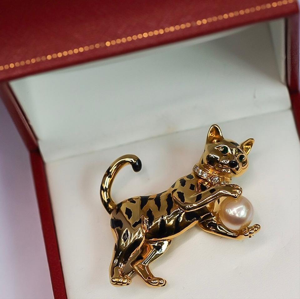 Modern Cartier Gold Enamel Cultured Pearl Diamond and Emerald Cat Tiger Clip Brooch For Sale