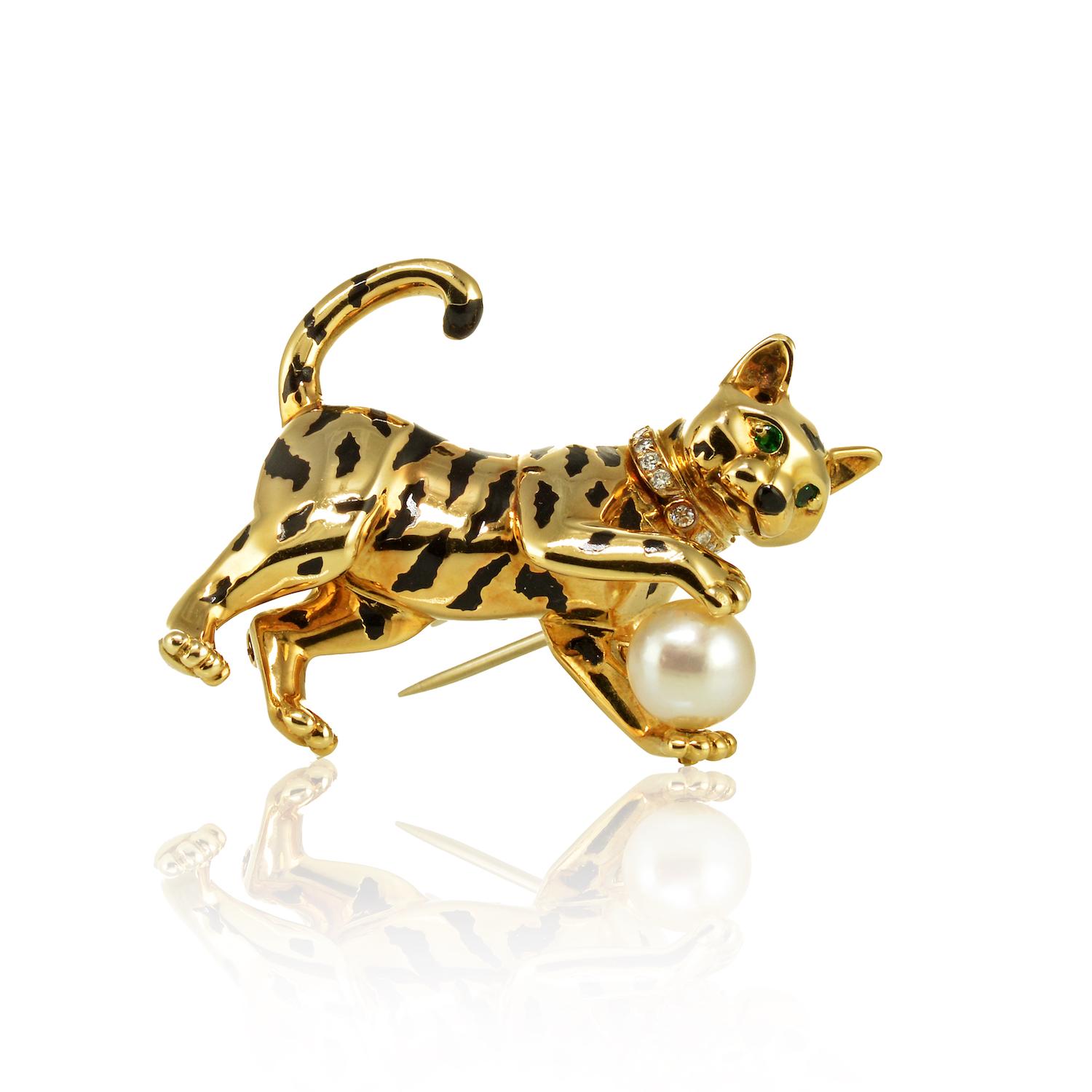 Pear Cut Cartier Gold Enamel Cultured Pearl Diamond and Emerald Cat Tiger Clip Brooch For Sale