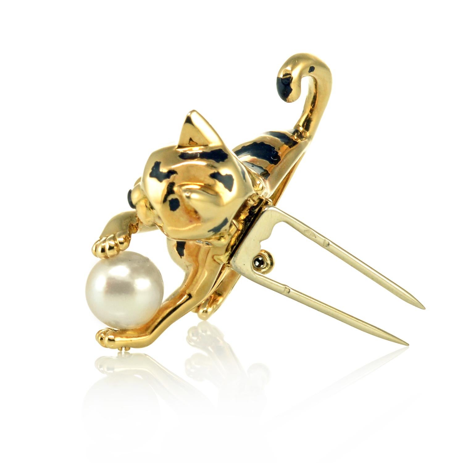Cartier Gold Enamel Cultured Pearl Diamond and Emerald Cat Tiger Clip Brooch In Excellent Condition For Sale In New York, NY