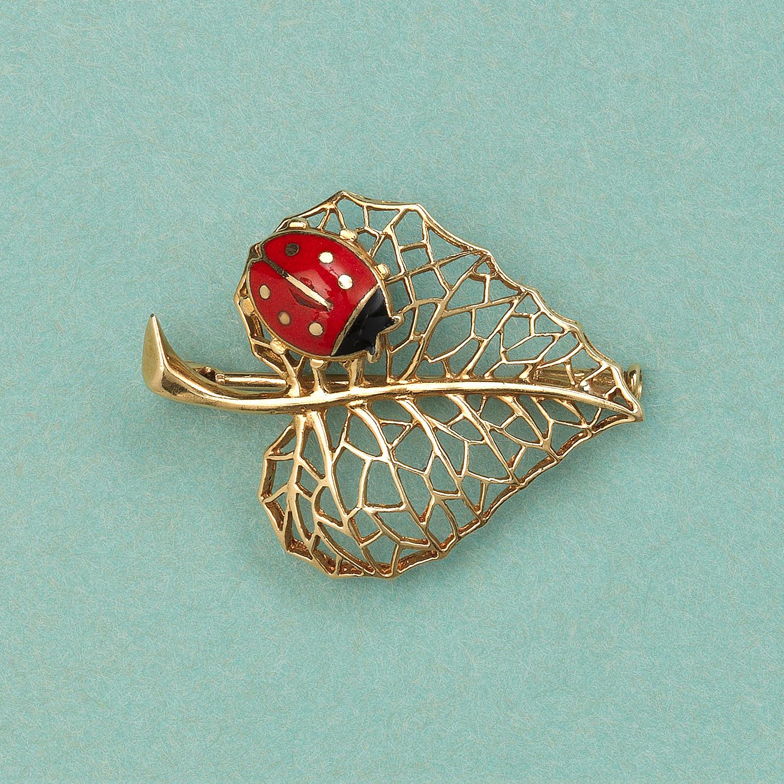 A darling 18 carat yellow gold leaf brooch with ajour gold veins and a small ladybird with black and red enamel, attributed Cartier and numbered: 020 456 with French marks.

weight: 4.53 gram
dimensions: 3.1 x 2.4 cm