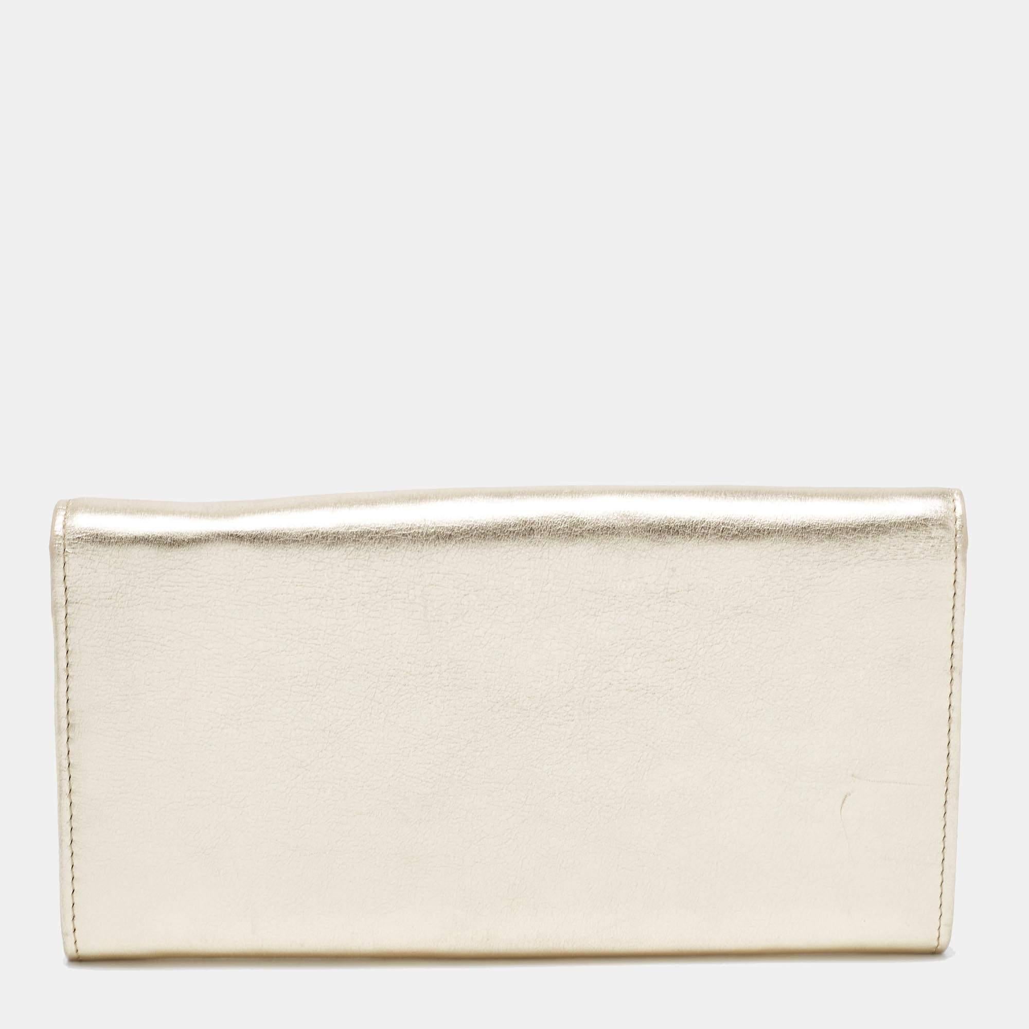 Ensure your essentials are in place with this continental wallet from Cartier. Crafted using gold leather, the wallet for women has a flap closure detailed with screw motifs from the brand's iconic Love bracelet. It is complete with a