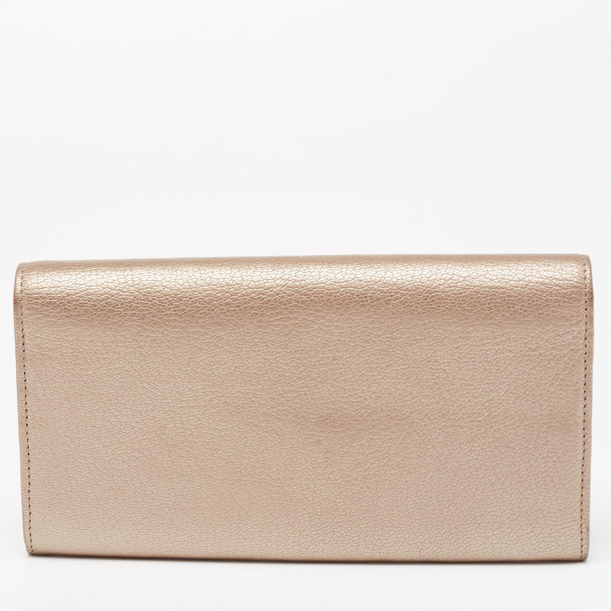 Basic essentials can be carried effortlessly in this stunning Cartier wallet. Crafted from gold-hued leather, the flap-style wallet features multiple card slots, compartments, and a zip pocket.

Includes: Original Pouch
