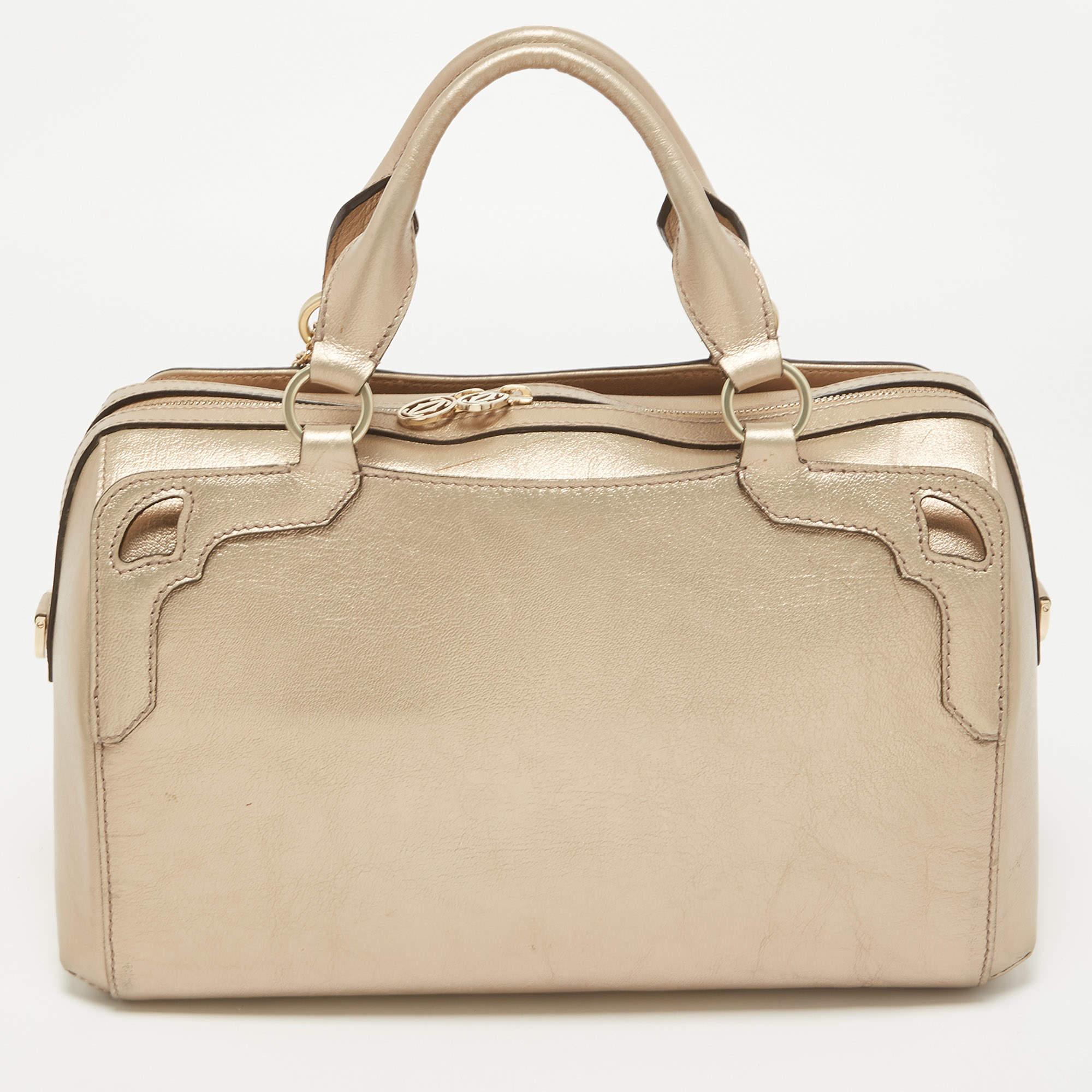 Showcasing classic allure and exceptional design, this Cartier Marcello de Cartier bag will win your vote as a favorite. It comes created from leather with a back slip pocket, and it embodies an attractive gold shade. Lined with canvas, the spacious