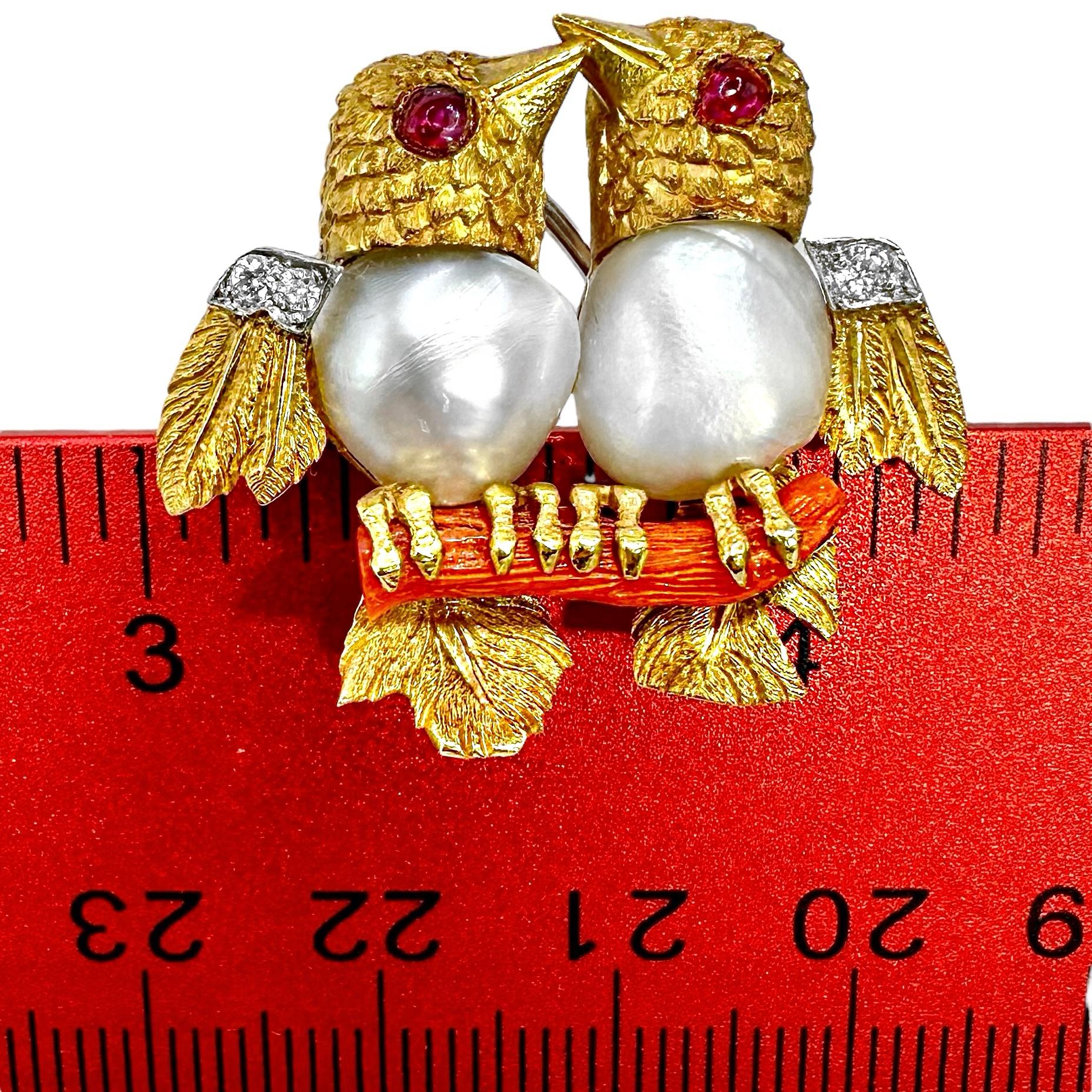 Broche francés Cartier Tortolitos c/Coral, diamantes, rubíes y perlas semibarrocas 4