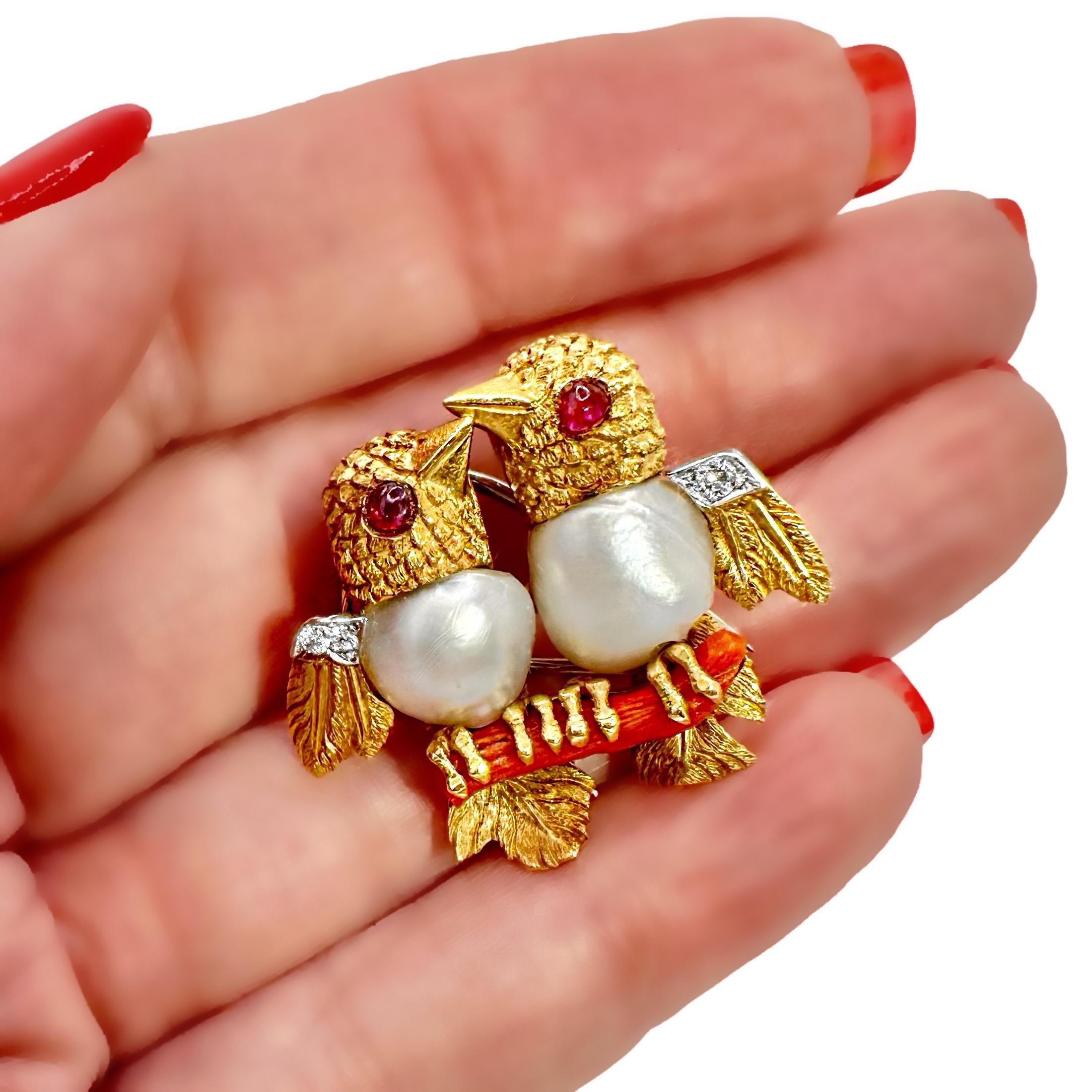 Broche francés Cartier Tortolitos c/Coral, diamantes, rubíes y perlas semibarrocas 6