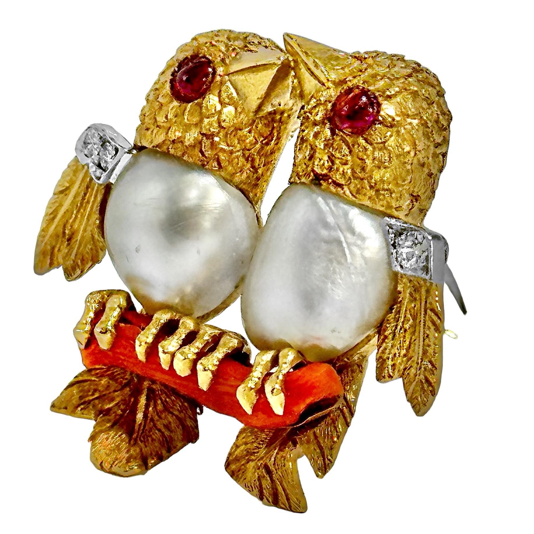 Este precioso alfiler francés Cartier está elaborado en oro amarillo de 18 quilates y representa a una pareja de románticos tortolitos posados en una rama de coral, pico con pico. Los pájaros de oro están muy detallados y engastados con gris plata,