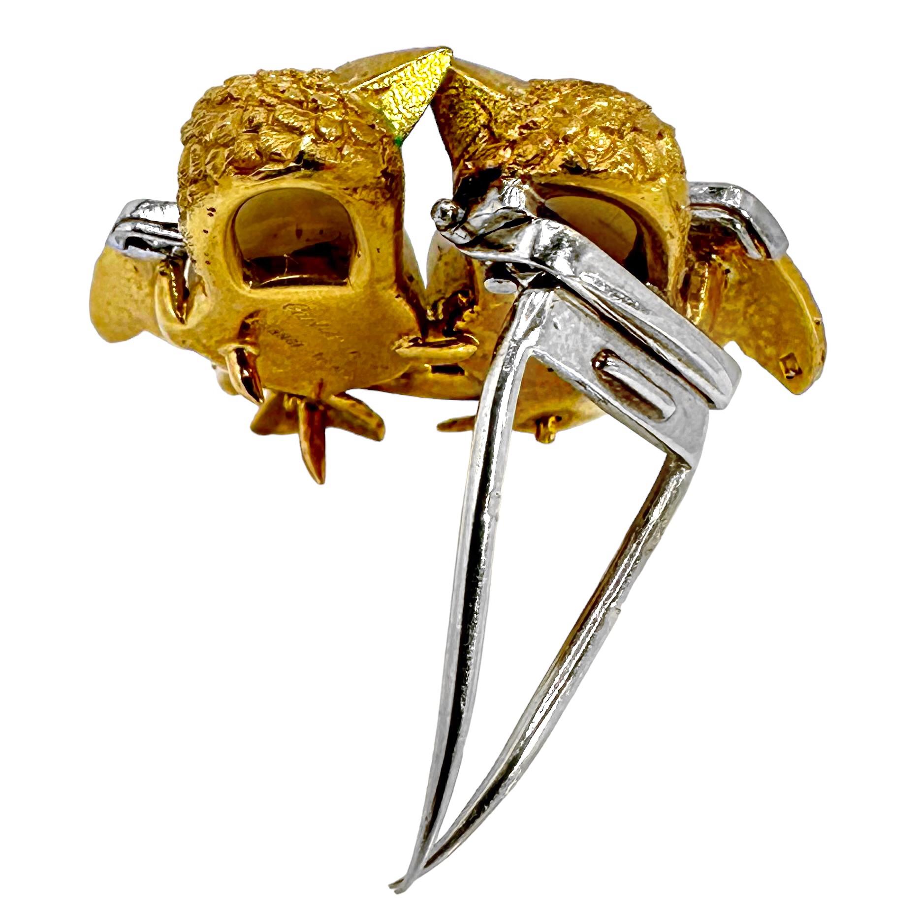 Broche francés Cartier Tortolitos c/Coral, diamantes, rubíes y perlas semibarrocas en Bueno Estado en Palm Beach, FL