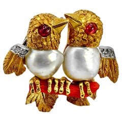 Broche francés Cartier Tortolitos c/Coral, diamantes, rubíes y perlas semibarrocas