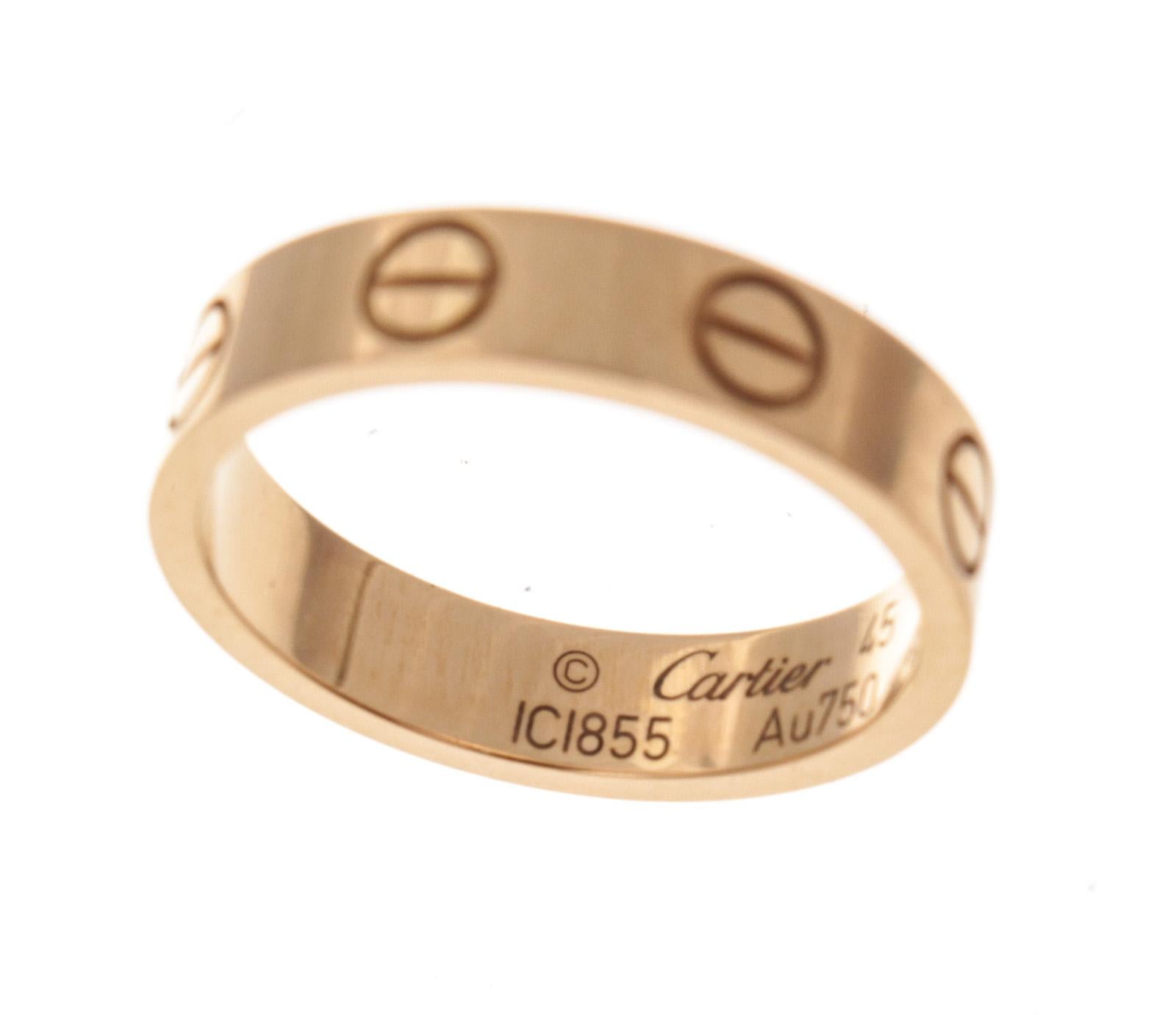 Constructed in 18K yellow gold, Cartier Mini Love Ring features screw details all around the surface as symbols of a sealed and secured bond.

 

60169MSC