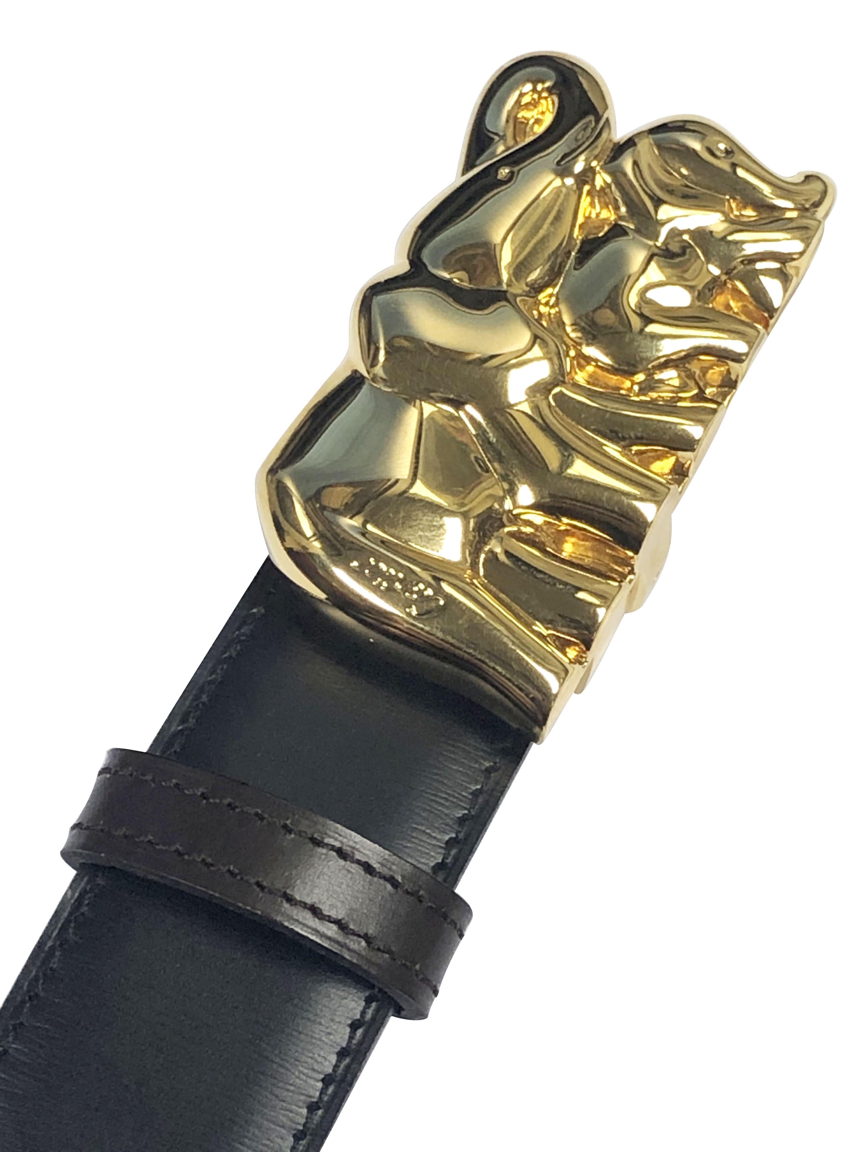 Fibbia da cintura con elefanti figurati placcati in oro, risalente a una collezione Cartier di breve durata. La fibbia misura 2 1/2 X 1 3/8 pollici, viene fornita con la cintura originale in pelle nera larga 1 1/8 pollici, regolabile in vita da