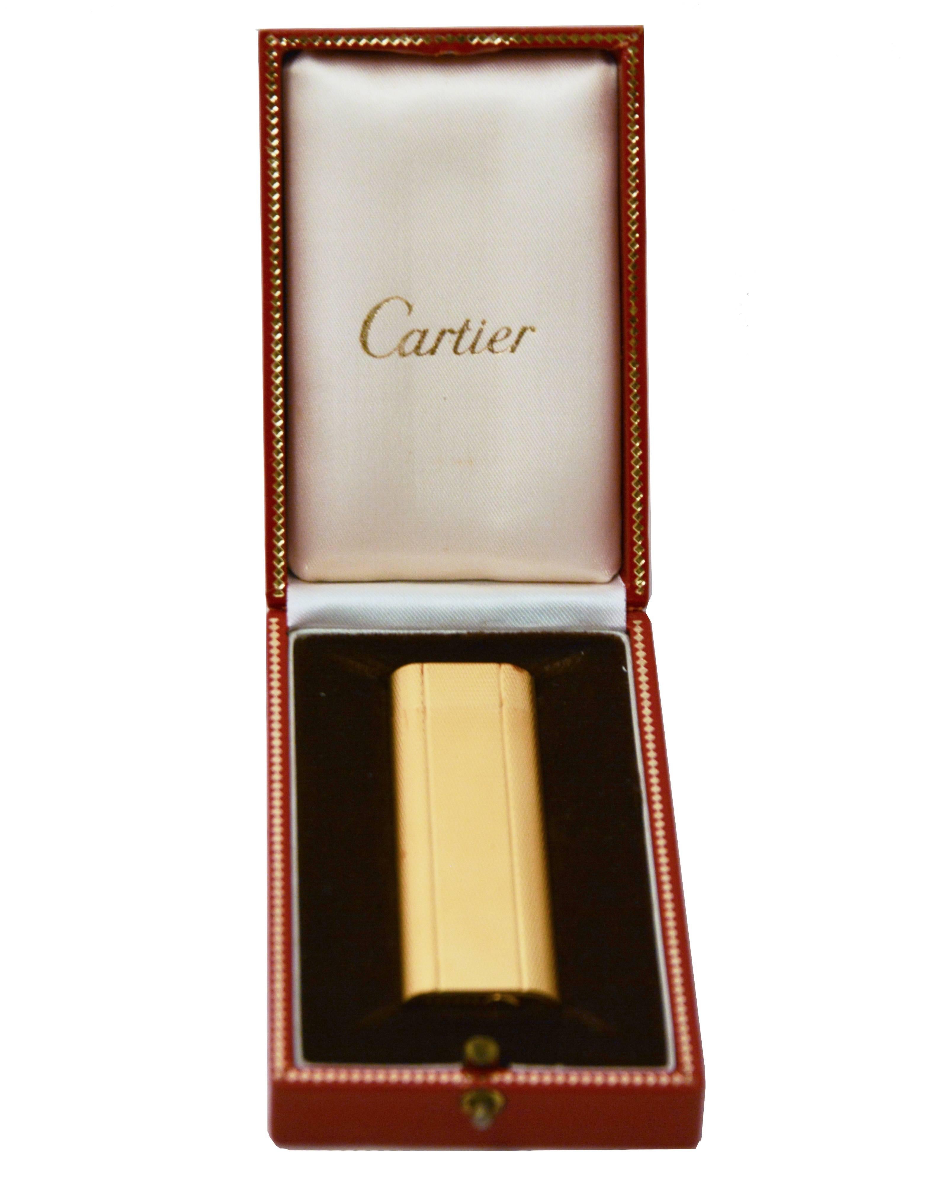 Briquet plaqué or Cartier, années 1990. Excellent état.
Fabriqué en France 
Dimensions : 2,5 L x 7 H x 1,5 W cm.
 