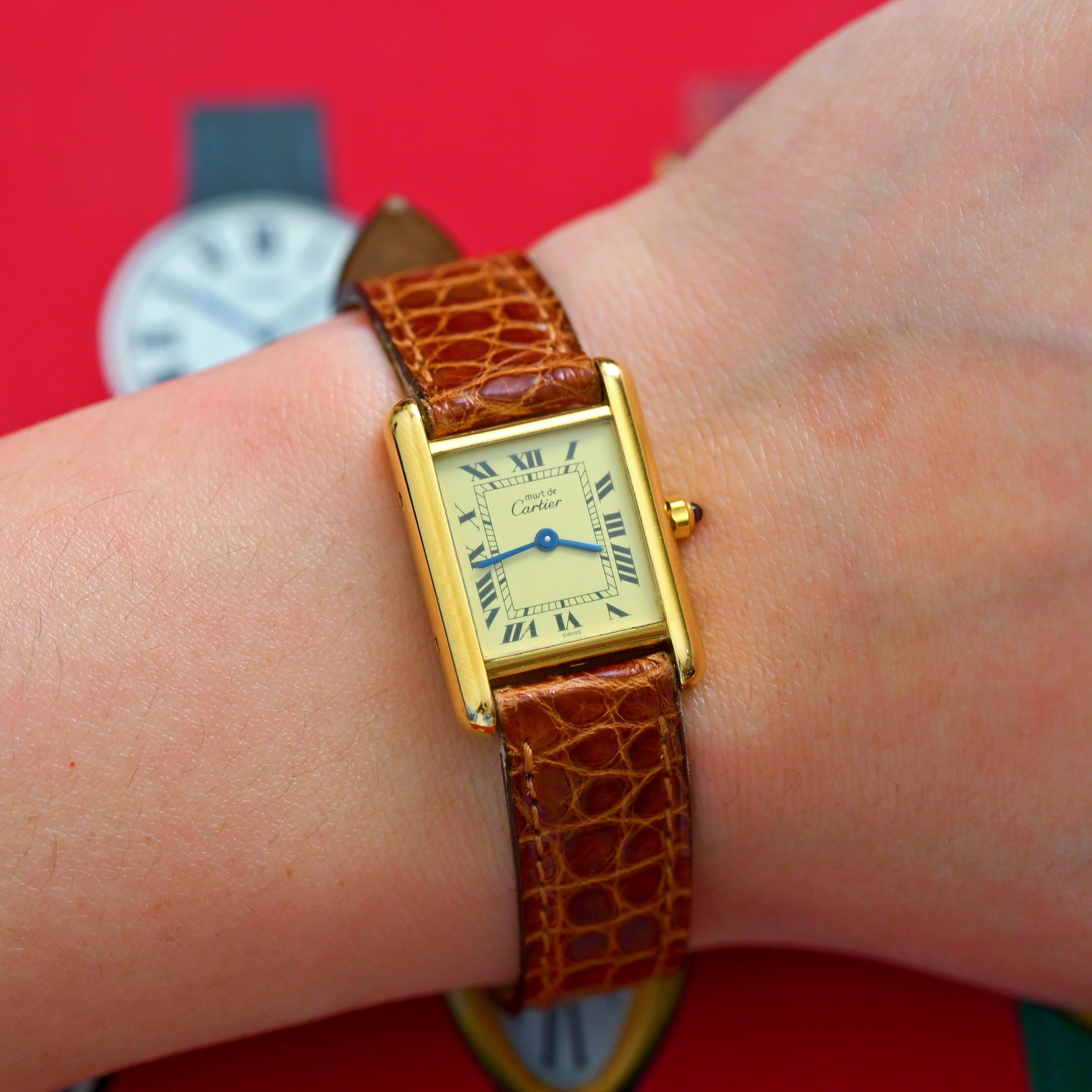 Must de Cartier chapado en oro Vermeil 5057001 Índices romanos Cuarzo, años 80 en venta 4
