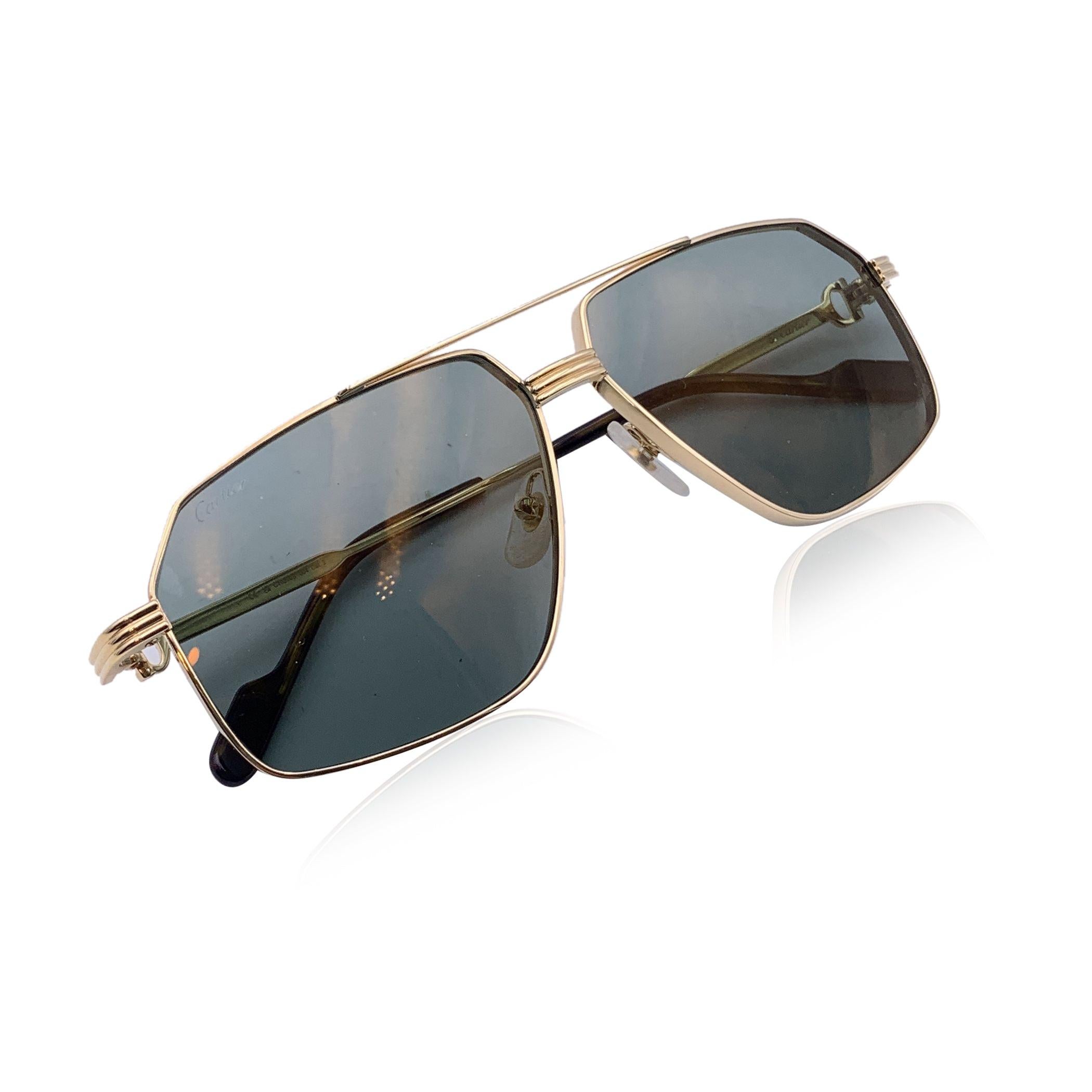 Cartier Première de Cartier Lunettes de soleil CT0270S 004. Forme aviateur. Les montures Première de Cartier associent le motif iconique de l'Icone et le C de Cartier sur les tiges d'oreilles. Monture dorée avec verres gris clair. Protection à 100 %