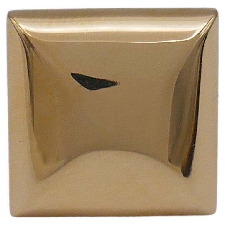 Ein erstaunlich minimalistischer Ring aus 18 Karat Gold von Cartier, aus dem Jahr 1999 (gestempelt). 
Der Ring hat eine tolle, hochglänzende Oberfläche. Der vordere Teil hat die Form einer Pyramide. Die flachen, breiten Seiten sorgen für ein