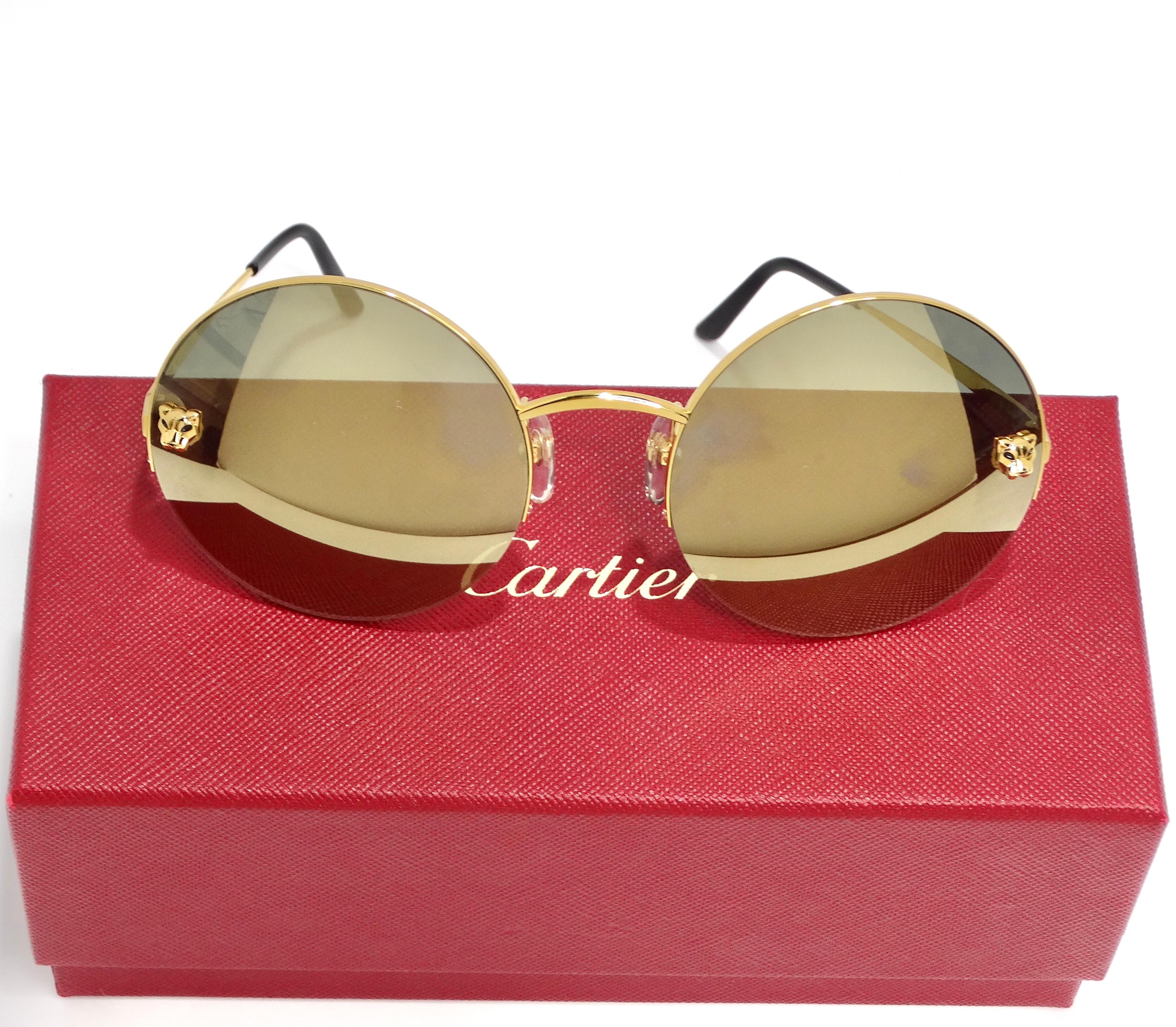 Werten Sie Ihre Brillenkollektion mit dieser exquisiten runden Cartier Panthère Sonnenbrille in Goldton auf. Diese mit viel Liebe zum Detail gefertigte Sonnenbrille strahlt Luxus und Raffinesse aus.

Das atemberaubende runde Rahmendesign wird durch