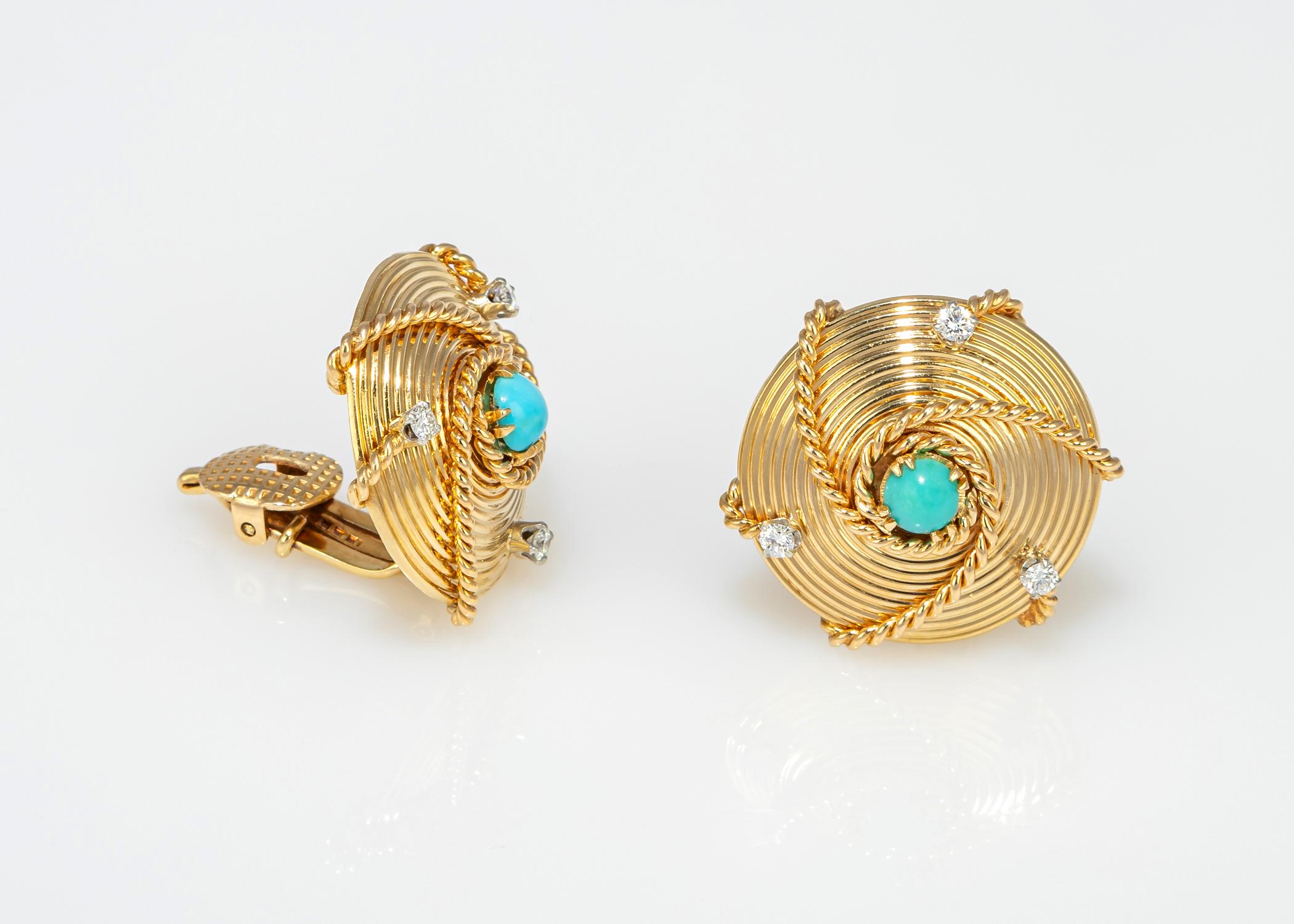 Magnifiques boucles d'oreilles de Cartier datant du milieu du siècle dernier, ornées de turquoises et de diamants. Chic et facile à porter avec une taille de 1 pouce. 