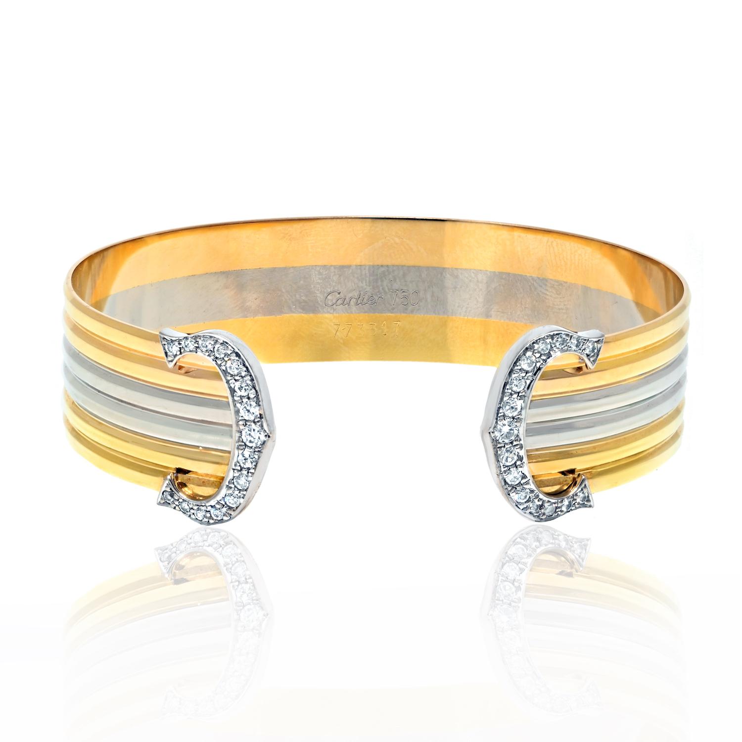 Bracciale Cartier Vintage Double C de Cartier in oro giallo, bianco e rosa 18 carati con 0,61 carati di diamanti tondi brillanti.
Tipo di metallo: Oro giallo 18 carati, oro bianco 18 carati, oro rosa 18 carati

Elegato con 30 diamanti rotondi a