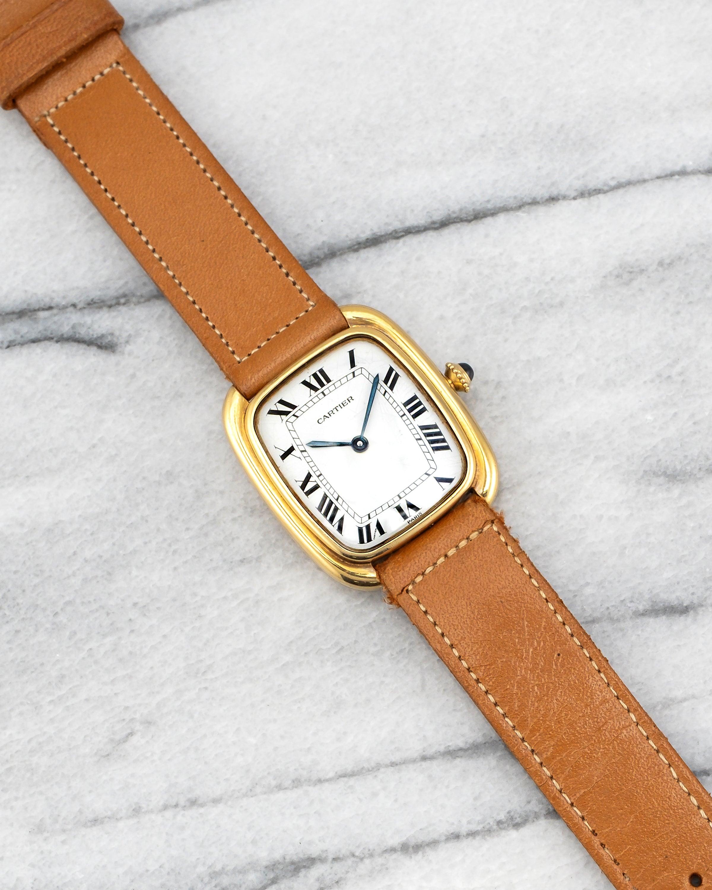 Ecco un Cartier Gondolo automatico vintage in oro giallo 18 carati con quadrante a numeri romani bianchi e cinturino in pelle degli anni '80. Tiene benissimo il tempo ed è perfettamente funzionante. Le misure includono 23x30 mm e 18 mm di larghezza