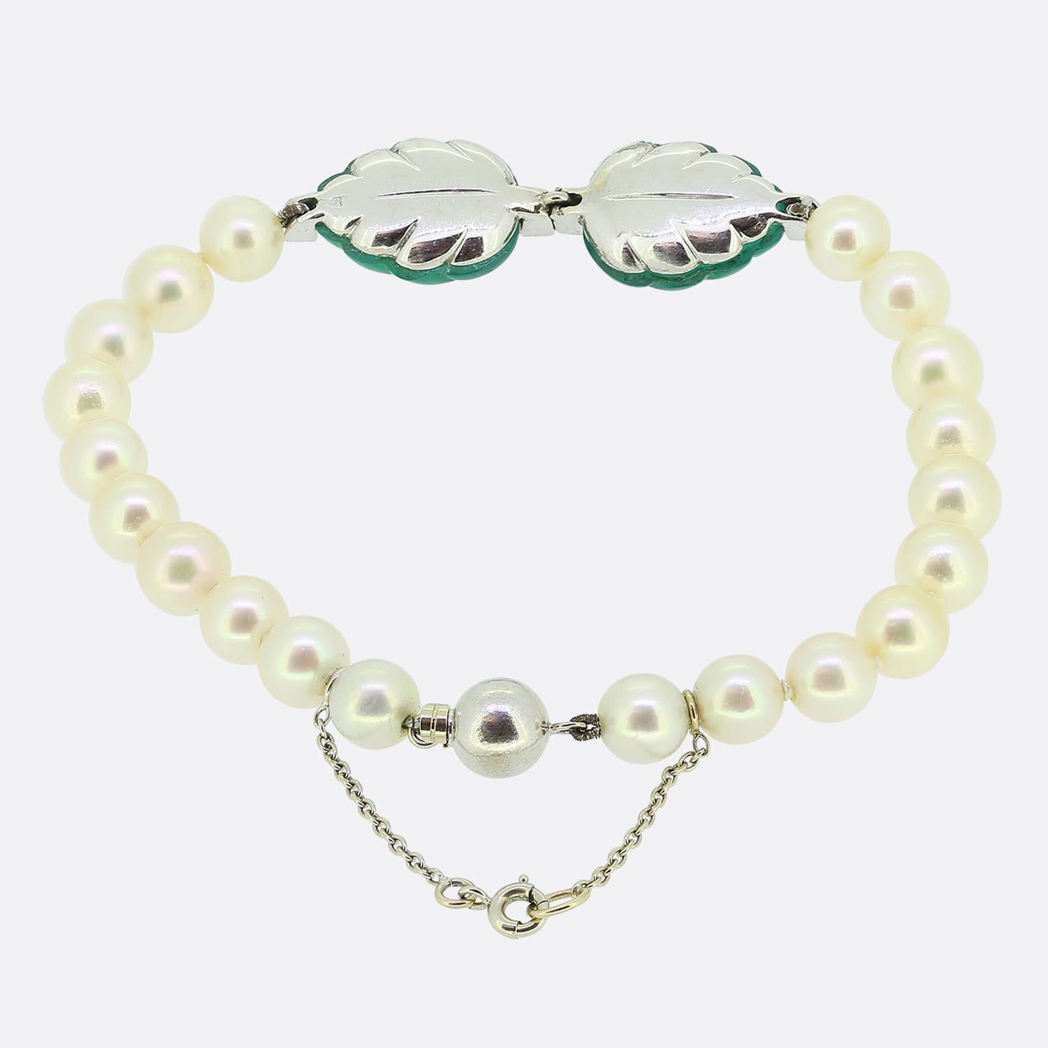 Here we have a delightful bracelet from the world renowned luxury jewellery house of Cartier. This piece is comprised of ten wonderfully matched, individually knotted rounded pearls in a single line formation. Each individual pearl displays a lovely