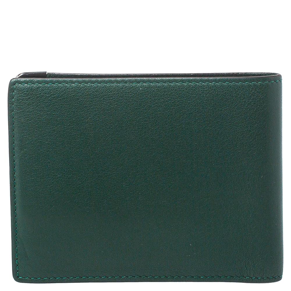 This wallet from Cartier brings along a touch of luxury and immense style. It comes crafted from leather and designed as a bifold with metal edges and the logo embossed on the front. It is equipped with compartments and multiple slots so you can