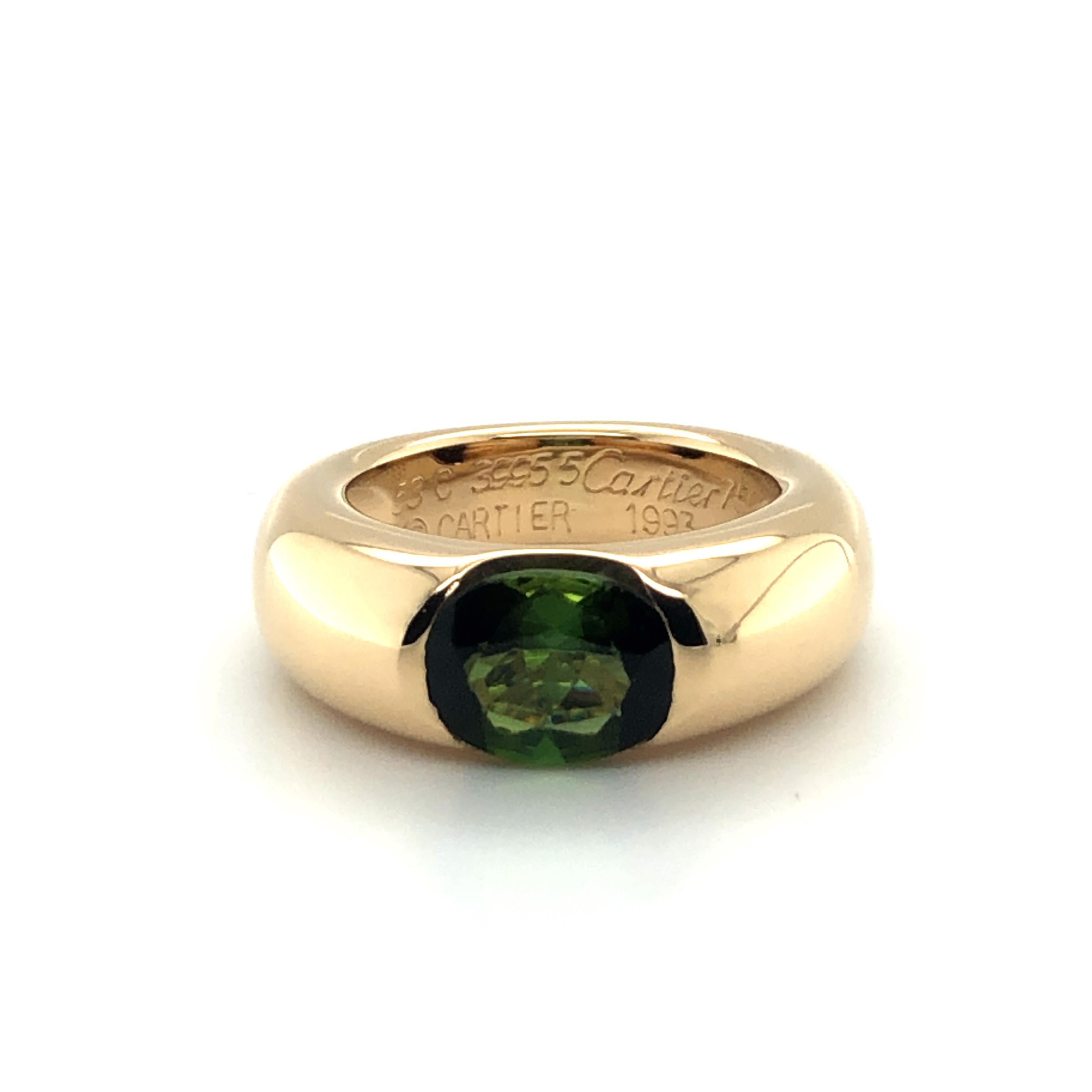 Dieser zeitlose Ring des berühmten Schmuckhauses Cartier ist mit einem ovalen grünen Turmalin von etwa 2::30 Karat besetzt. 
Ein einfacher:: aber raffinierter Look:: der nie aus der Mode kommt. 

Signiert und nummeriert: Cartier 1993:: 53 C 3995 5::