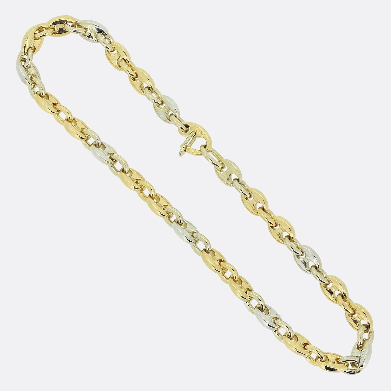 Nous avons ici un bracelet à chaîne vintage de la maison de joaillerie de renommée mondiale Cartier. Cette pièce présente des maillons marins alternant l'or jaune et l'or blanc 18ct, créant un effet bicolore saisissant. Chaque maillon est poli