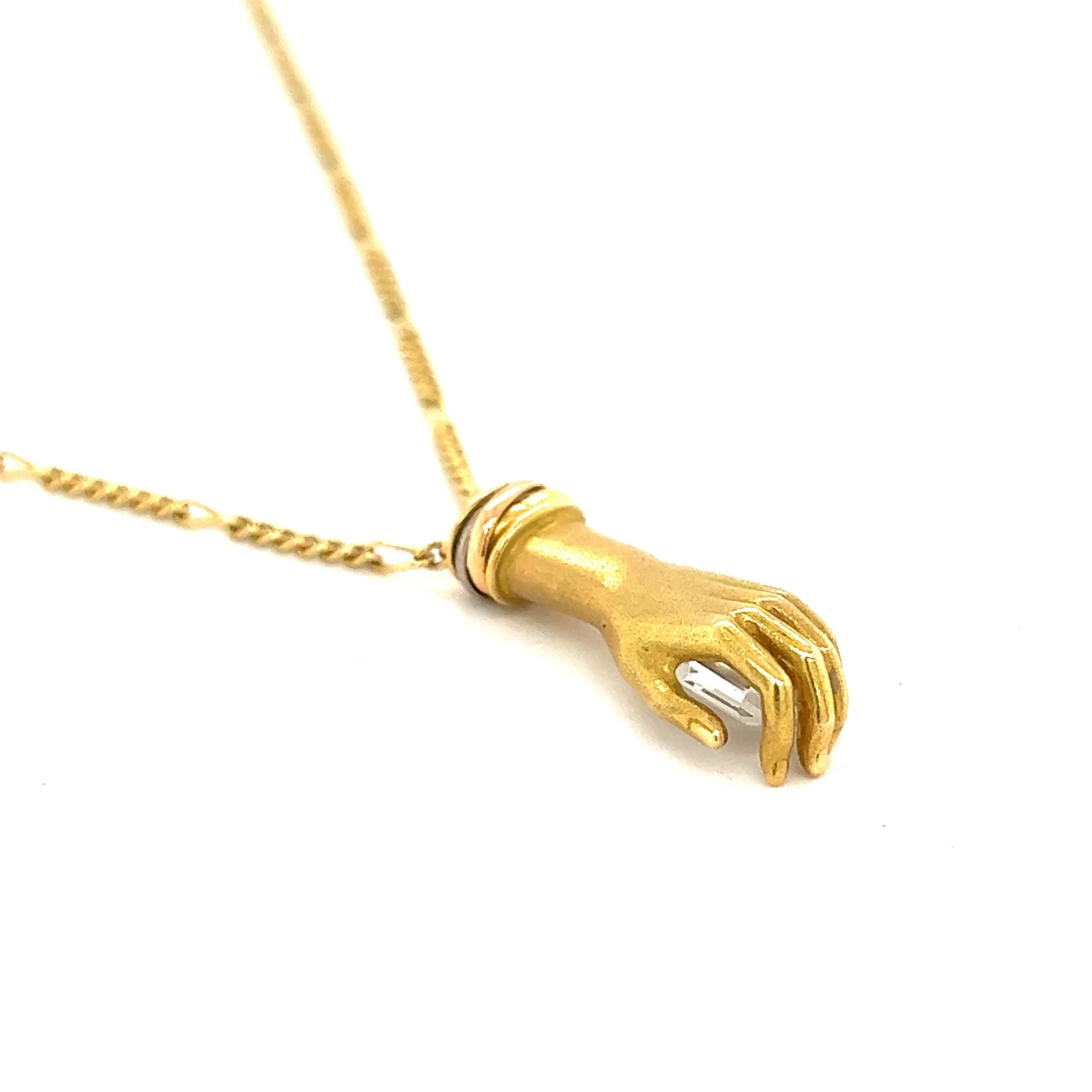 Contemporain Cartier, collier à pendentif à la main en or en vente