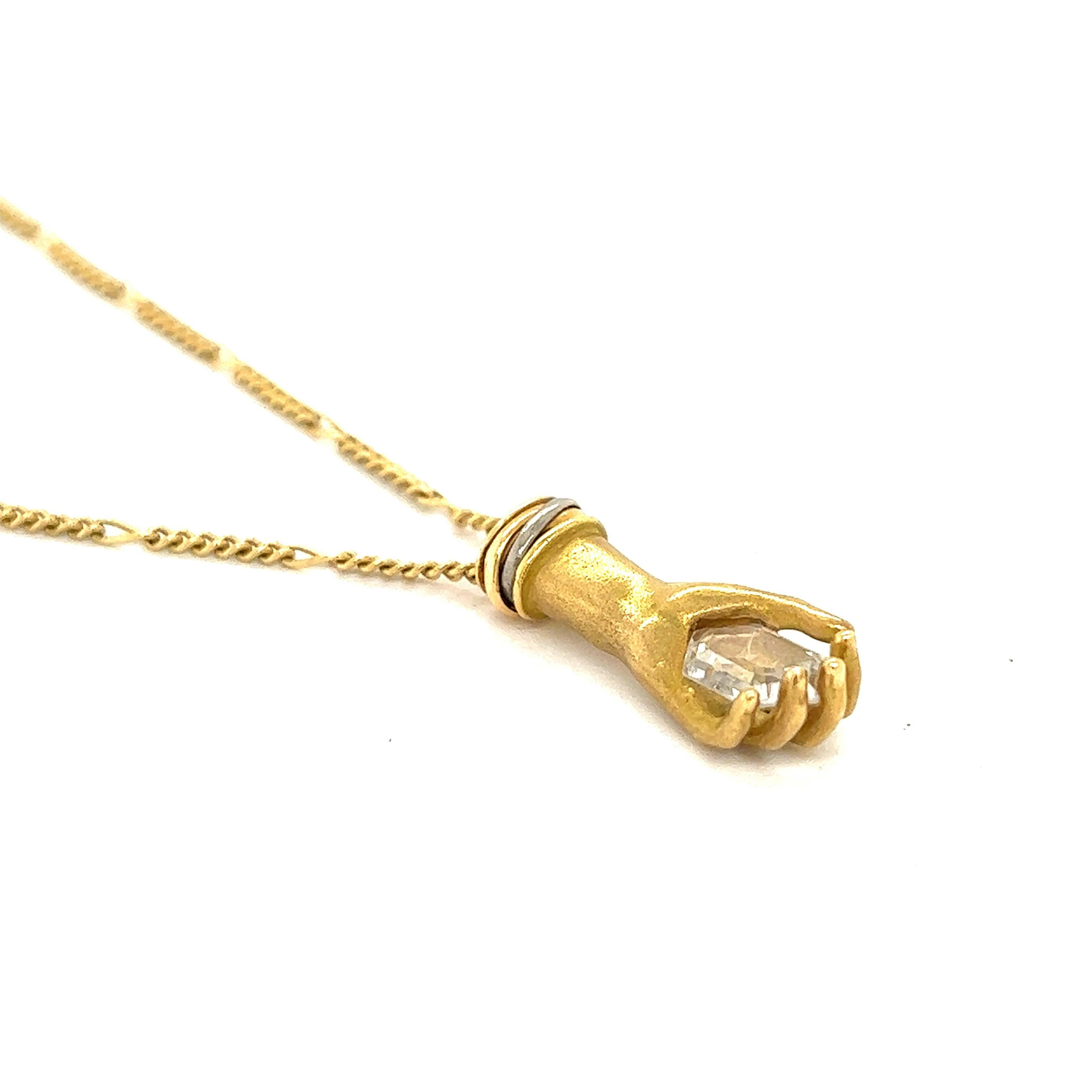 Cartier, collier à pendentif à la main en or Bon état - En vente à New York, NY