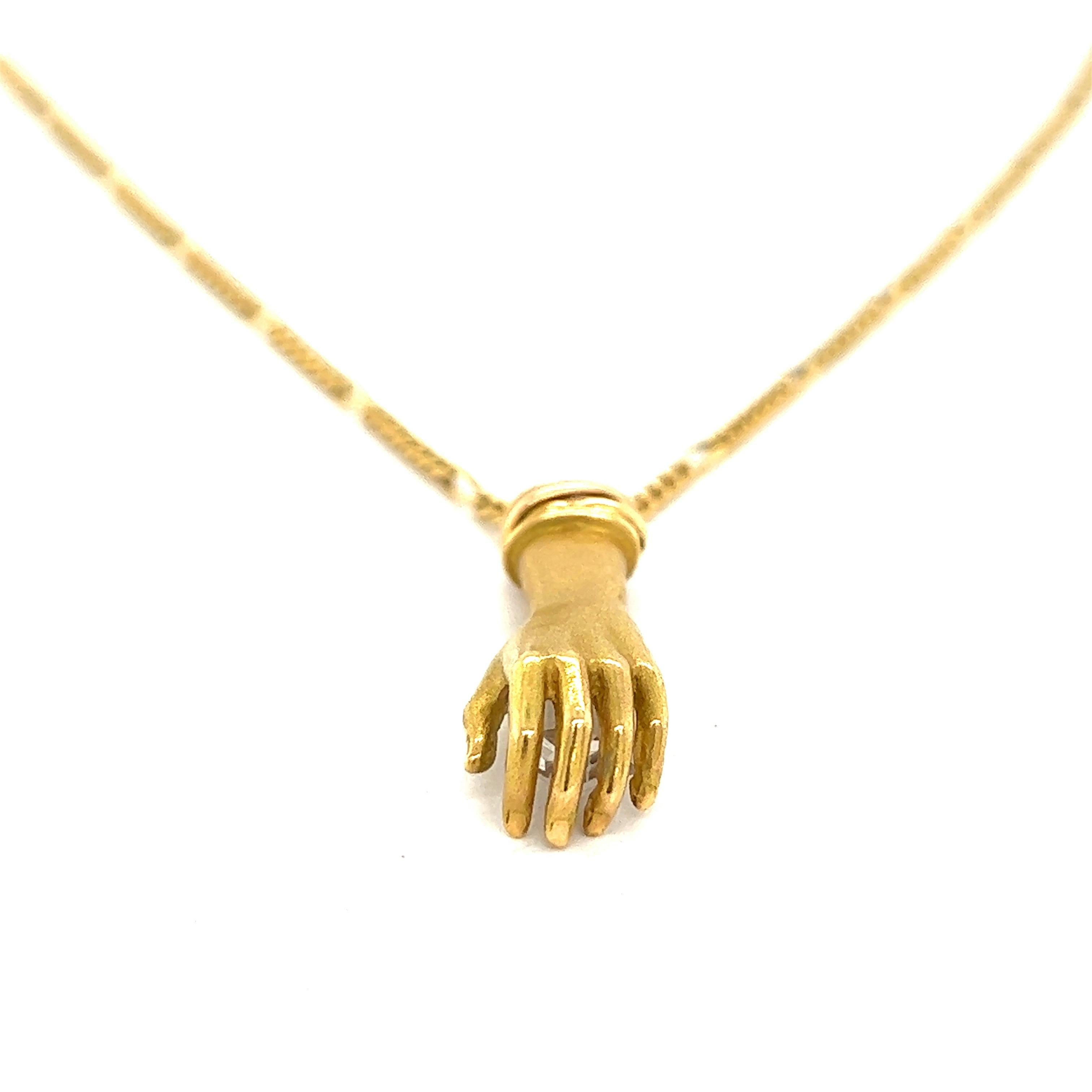 Cartier, collier à pendentif à la main en or Pour femmes en vente