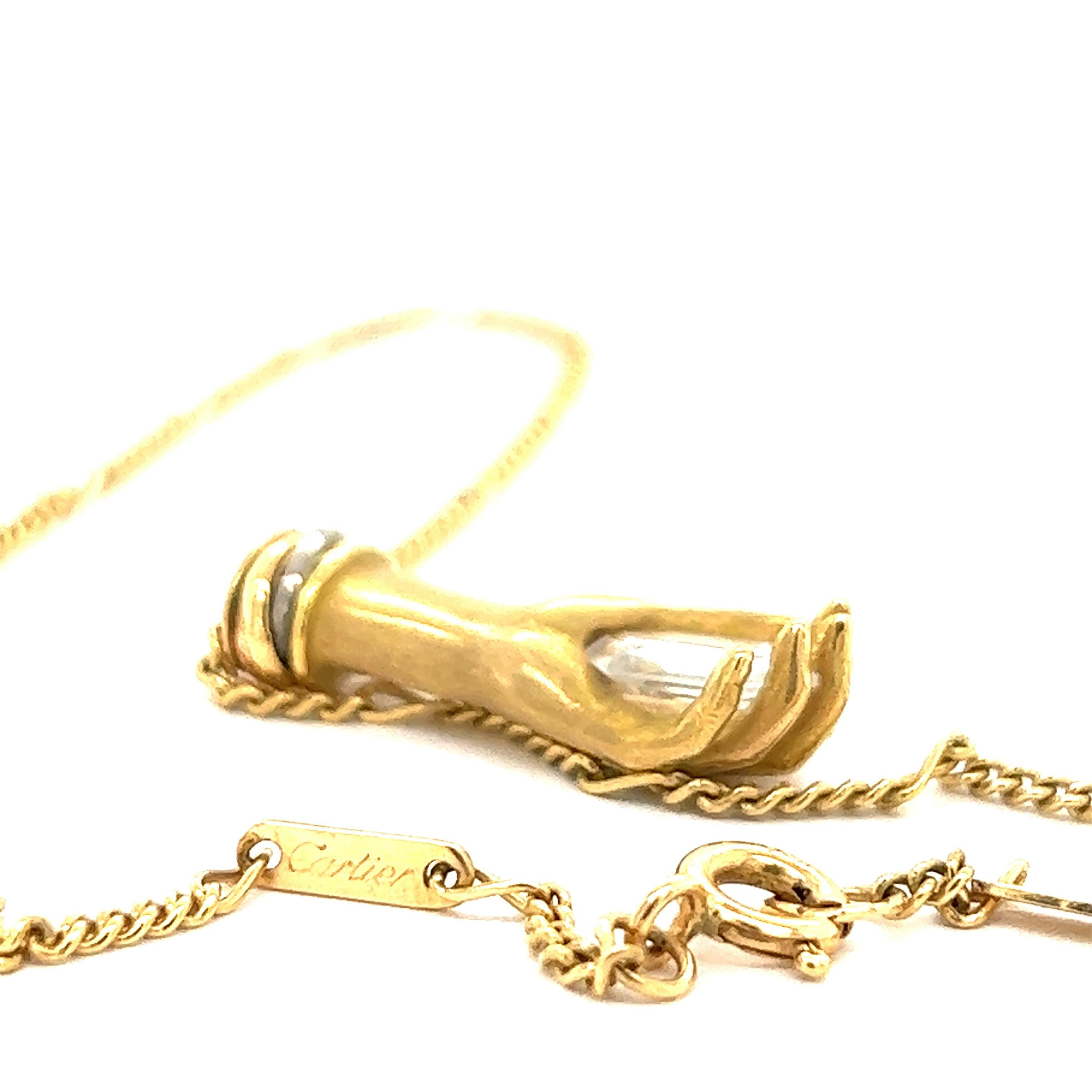 Cartier, collier à pendentif à la main en or en vente 2