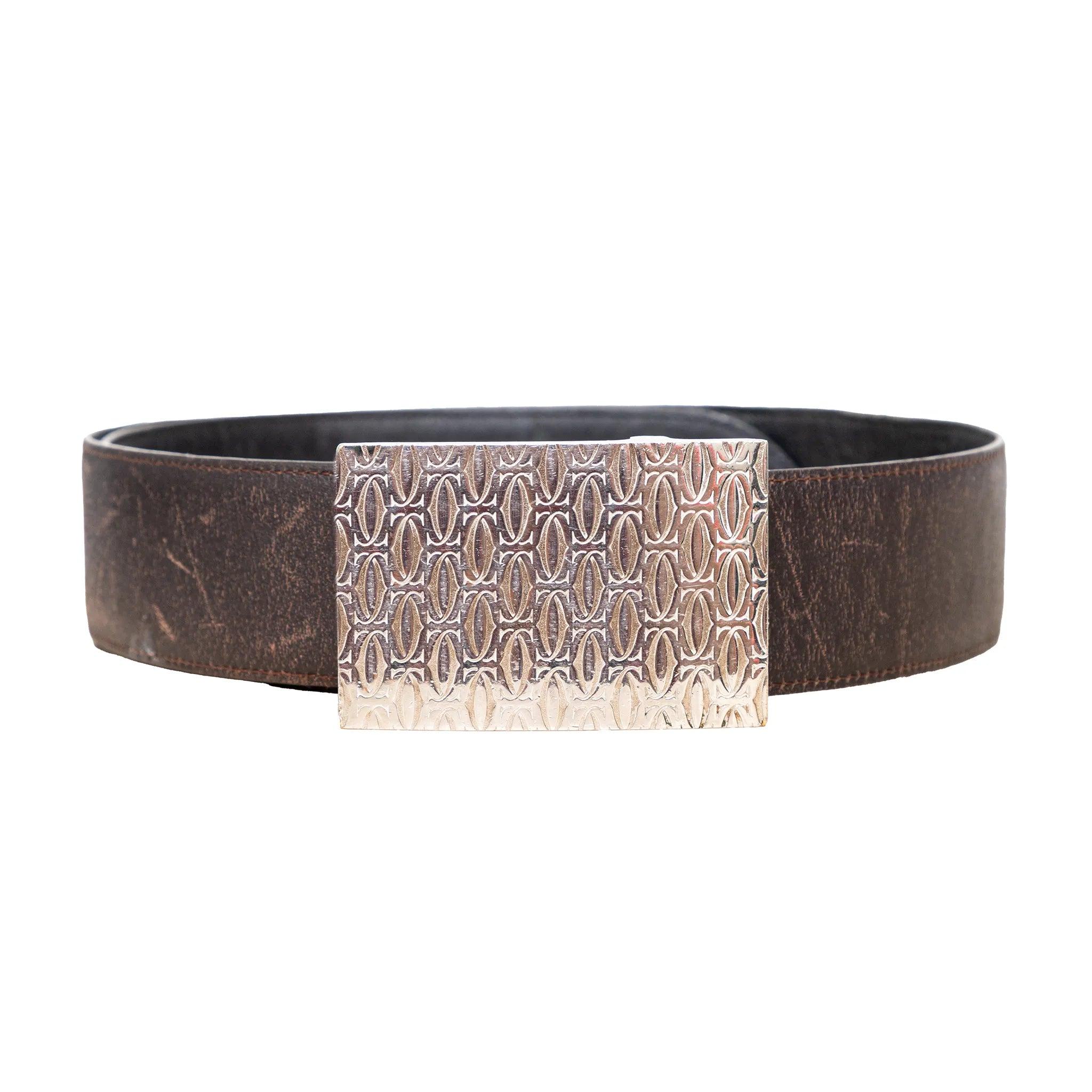 Cintura reversibile Cartier Happy Birthday in pelle nera e marrone, con design regolabile e fibbia rettangolare con logo inciso in metallo argentato invecchiato. 
 Osservazioni: Le dimensioni non sono indicate. La pelle presenta graffi e segni di