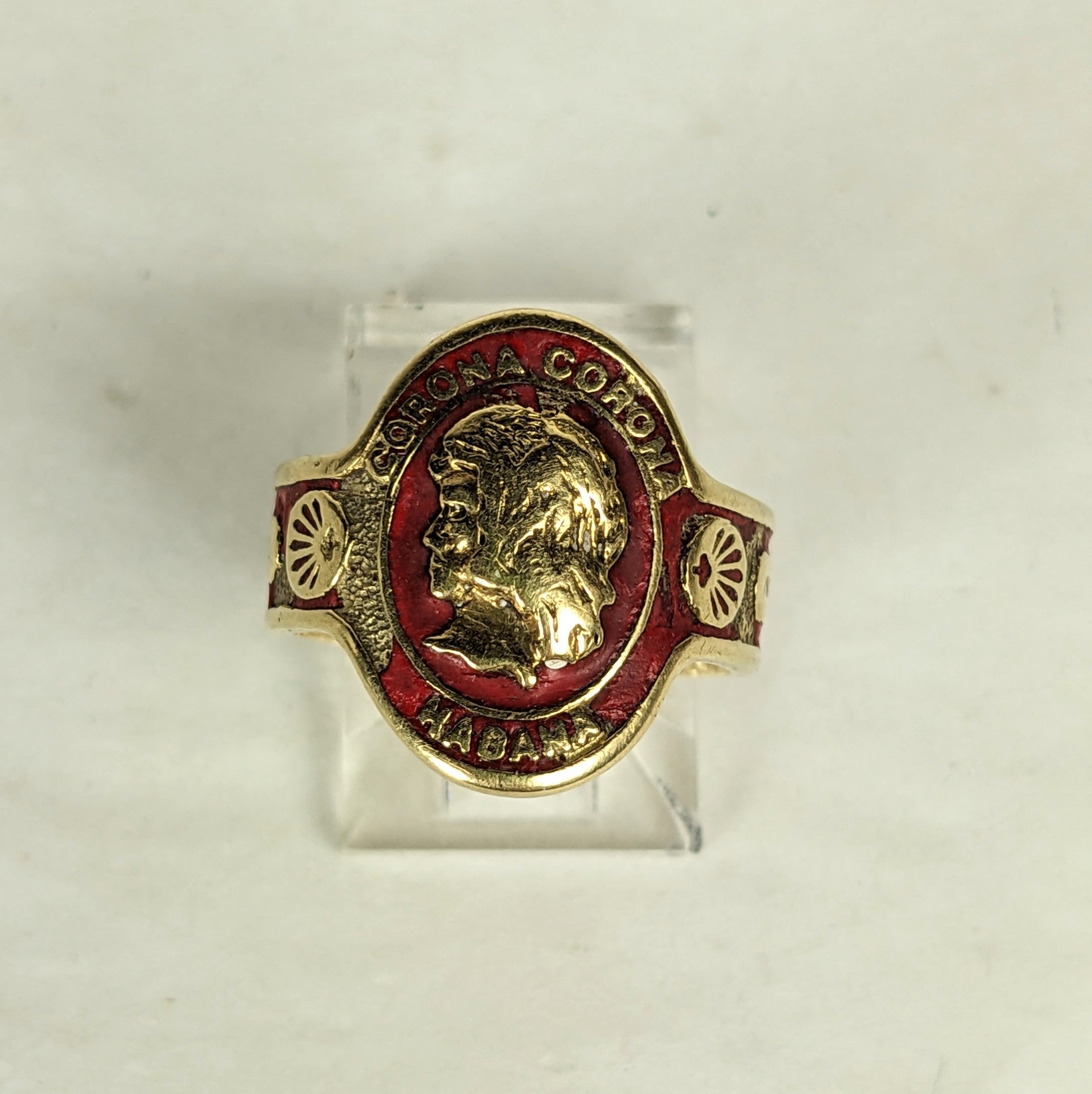 Iconique et de collection, la bague Cartier Havana Cigar Band en or 18k avec émail rouge mat. Il y a des pertes d'émail sur les deux côtés (voir pix) et un peu sur le motif central. L'or est en bon état, il n'a pas été porté. 1970. Taille 5.