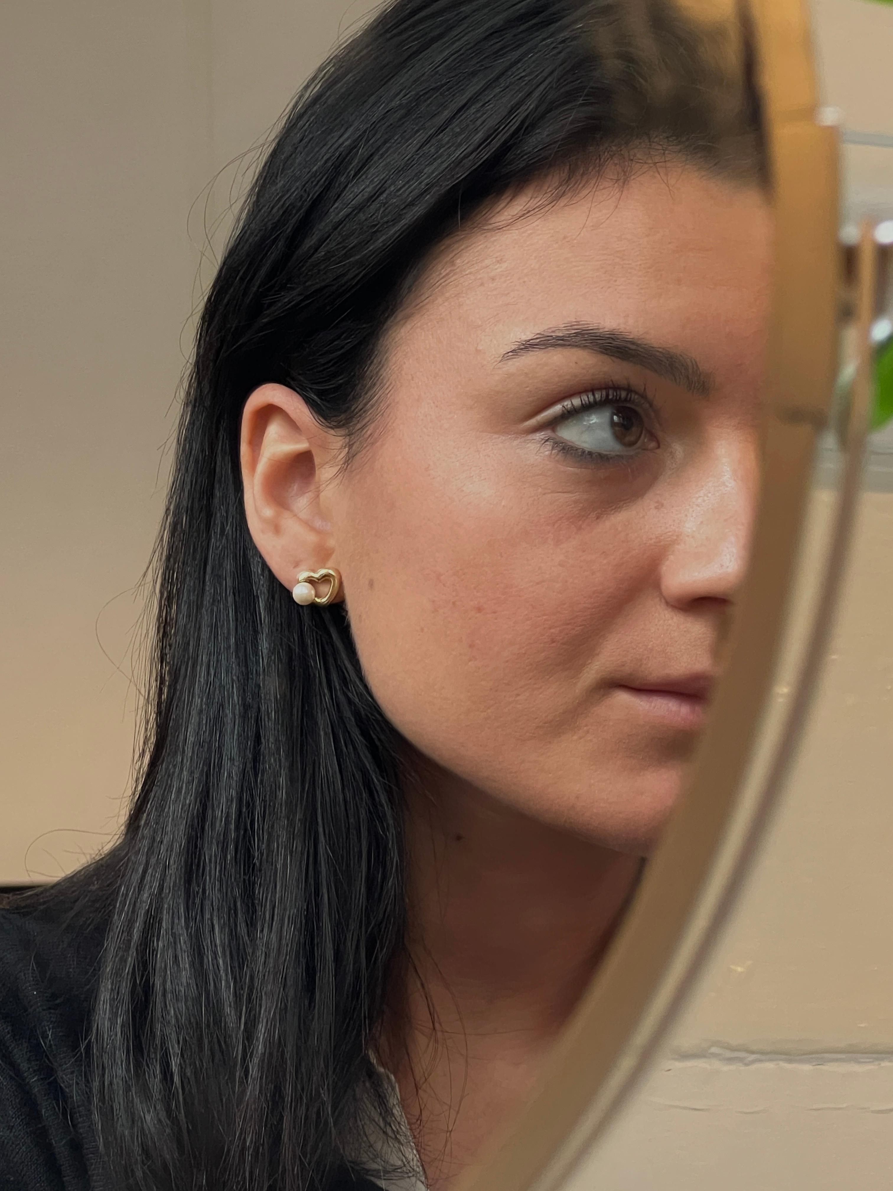 Seltener CARTIER Herz-Ohrring Gelbgold 18 Karat Weiß Perlen

Dieses seltene Paar Ohrringe von Maison Cartier besteht aus zwei Herzen aus 18 Karat Gelbgold, die jeweils eine elegante weiße Perle mit einem Durchmesser von 6,10 mm umgeben. Die Schließe