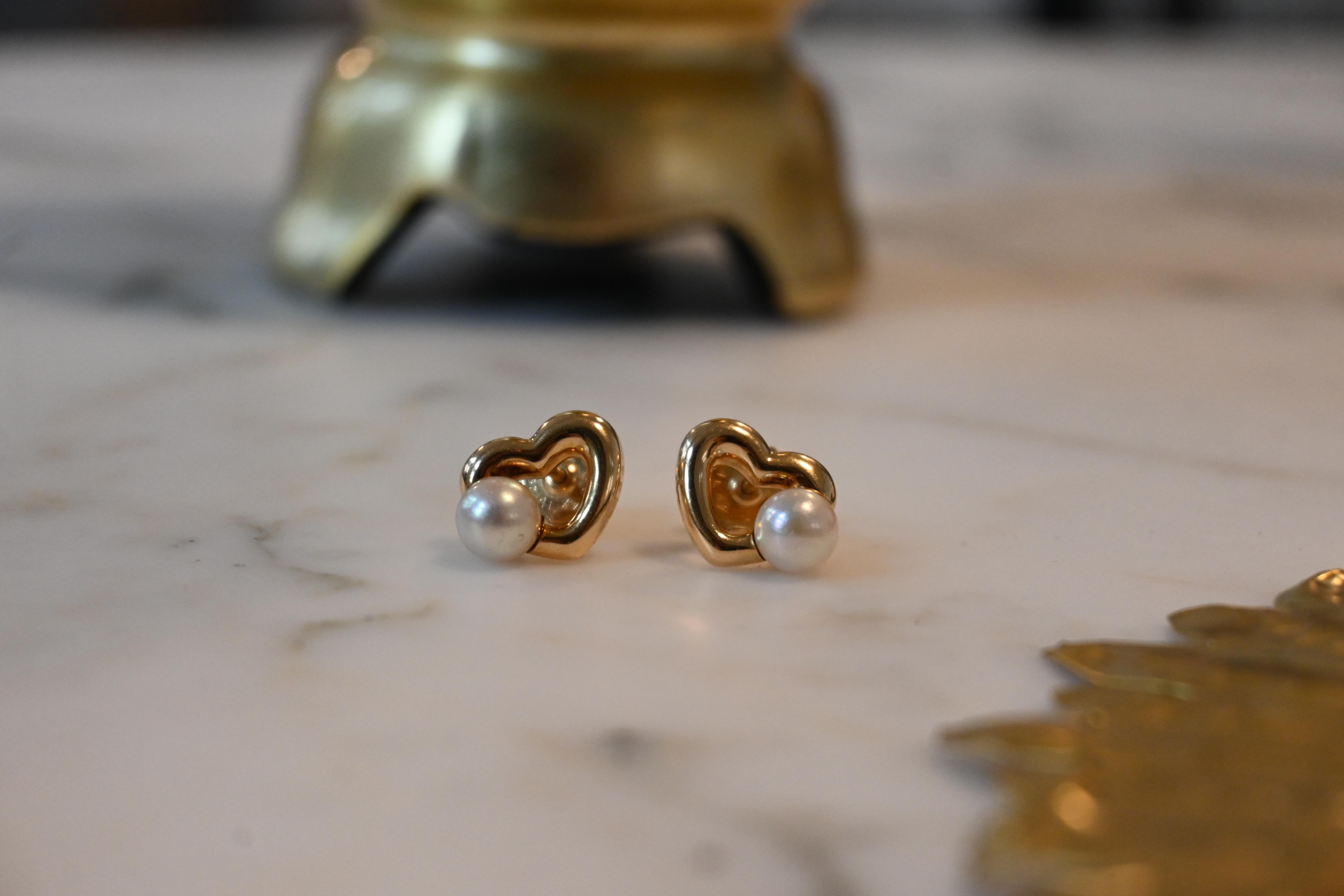 CARTIER  Heart Earring Yellow Gold 18 Carats White Beads In Excellent Condition For Sale In Vannes, FR