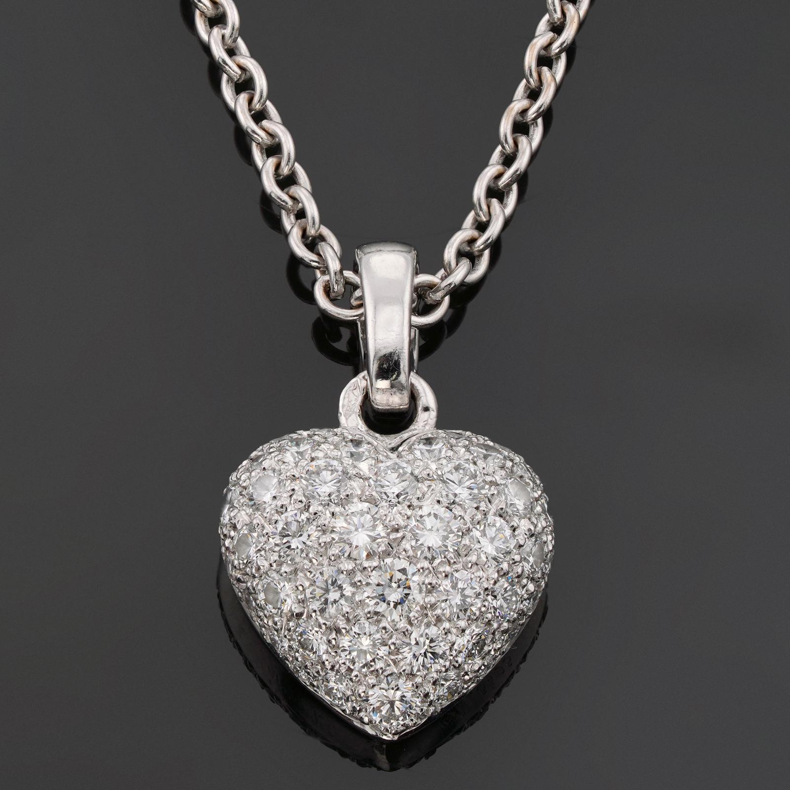 Questa favolosa collana vintage di Cartier presenta un ciondolo a forma di cuore realizzato in oro bianco 18 carati e incastonato con diamanti tondi brillanti D-E-F VVS1-VVS2 per un peso stimato di 11,10 carati. Realizzato in Francia intorno al