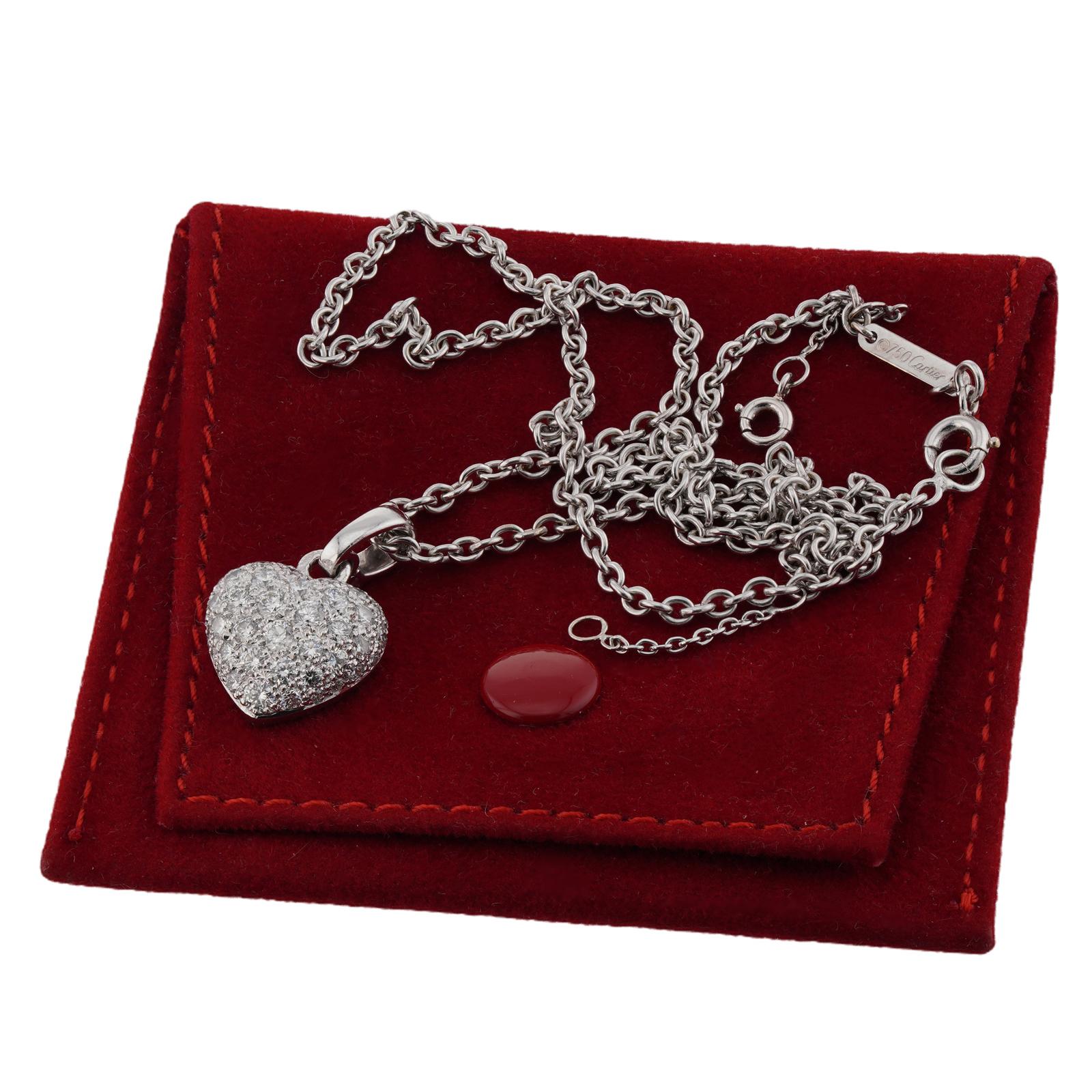Taglio brillante Cartier Ciondolo a forma di cuore con pavé di diamanti in oro bianco 18 carati in vendita