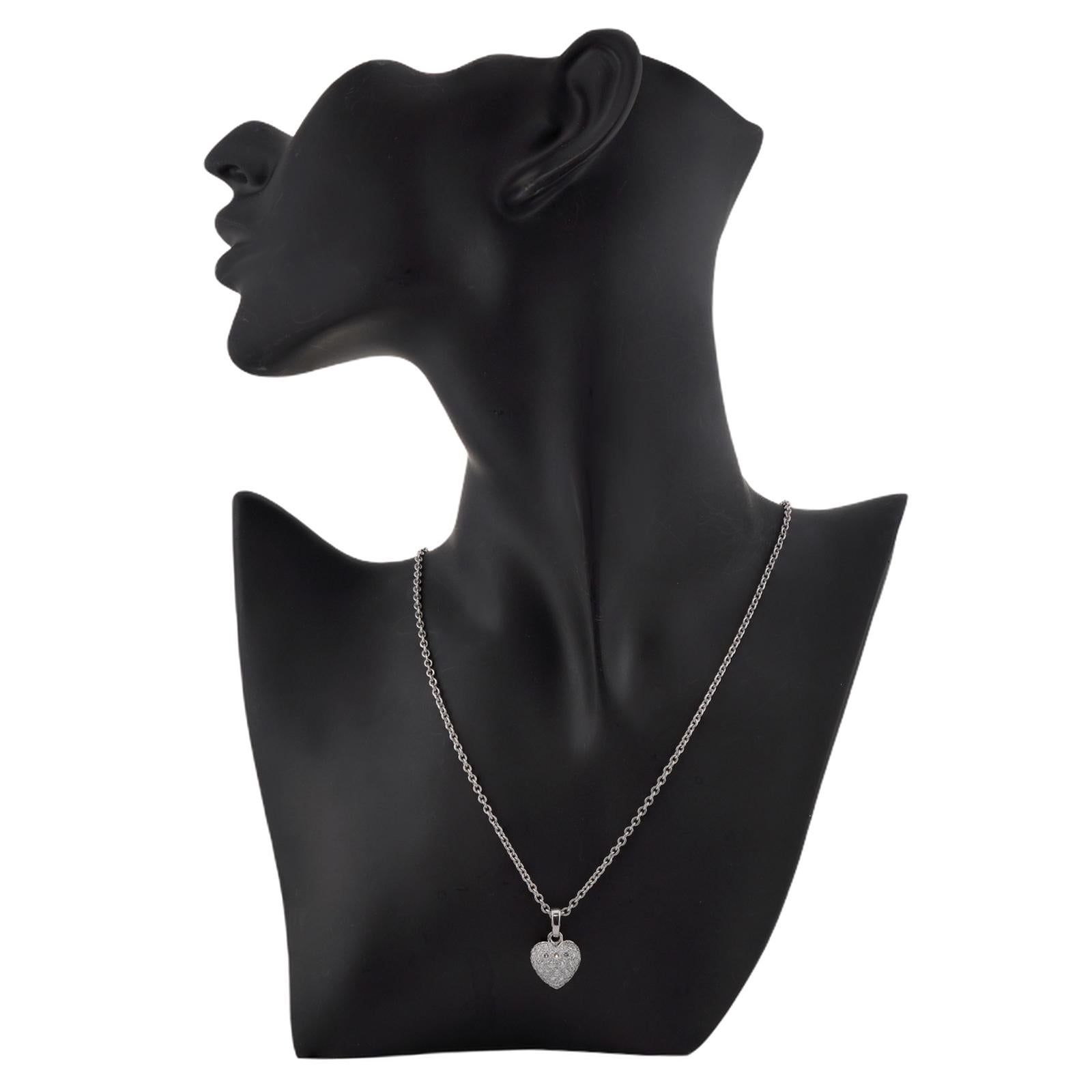 Cartier Ciondolo a forma di cuore con pavé di diamanti in oro bianco 18 carati In condizioni ottime in vendita a New York, NY