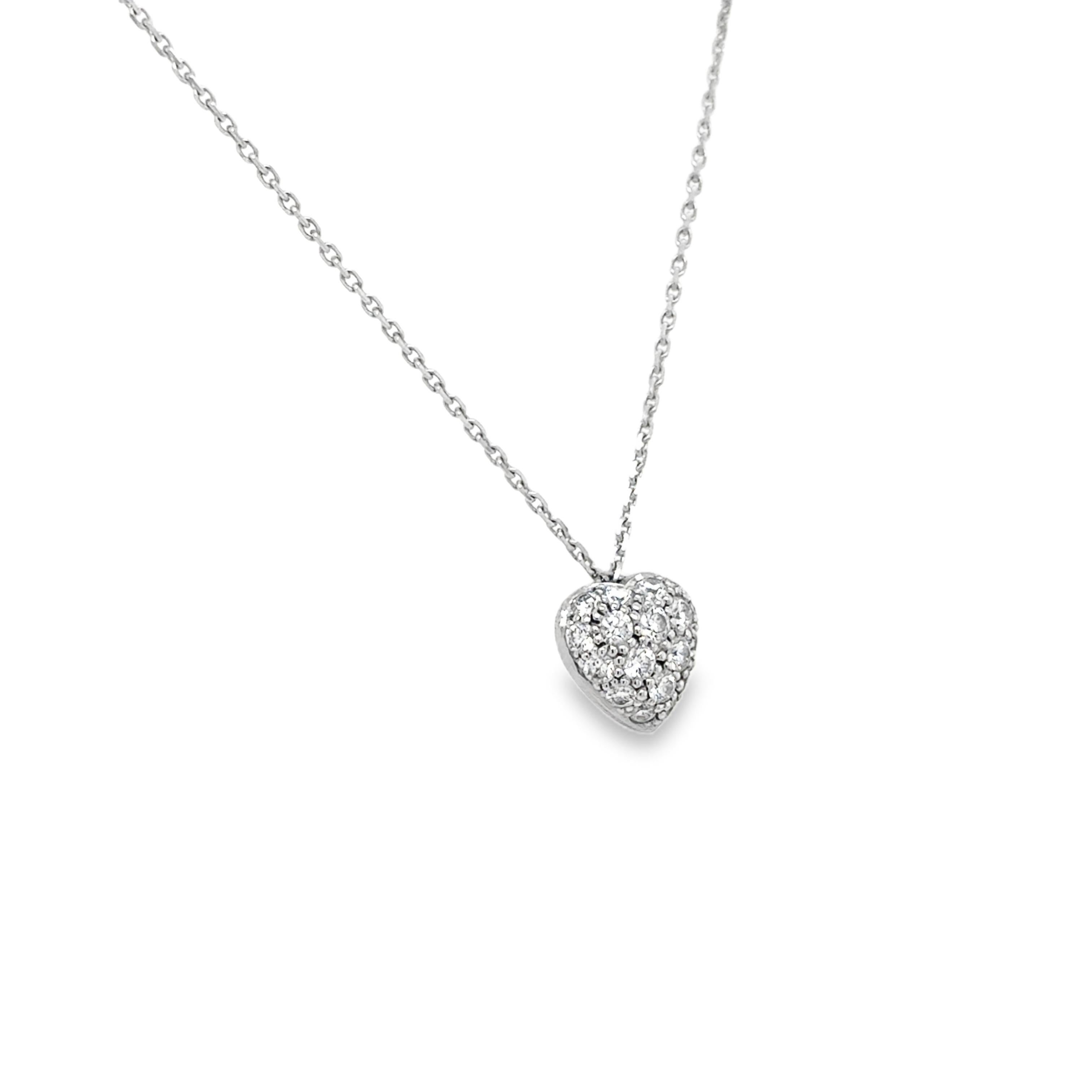 Elegante collana realizzata dal famoso designer Cartier. La collana è caratterizzata da un pendente a forma di cuore completamente tempestato di diamanti rotondi taglio brillante. La collana è incastonata con circa 0,56 carati di diamanti di terra