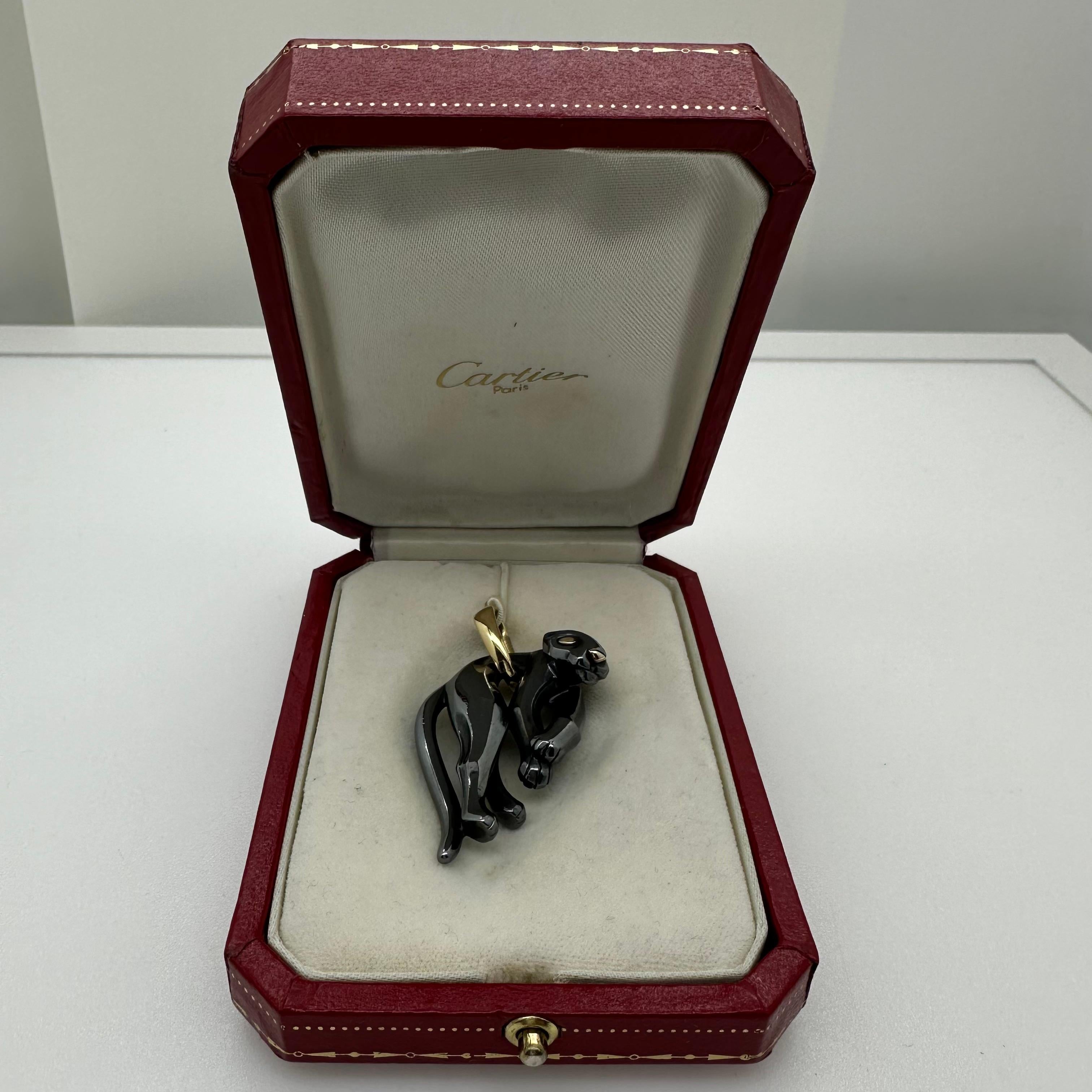 Cartier Hämatit & 18kt Gelbgold Panthere Anhänger groß
Stil:  Anhänger
Referenznummer: 296658
Metall:  18kt Gelbgold 
Größe/Maße:  Länge 2,25 Zoll - Breite 1,25 Zoll
Gewicht:  28 Gramm
Wahrzeichen:  Cartier 296658
Enthält:  Original