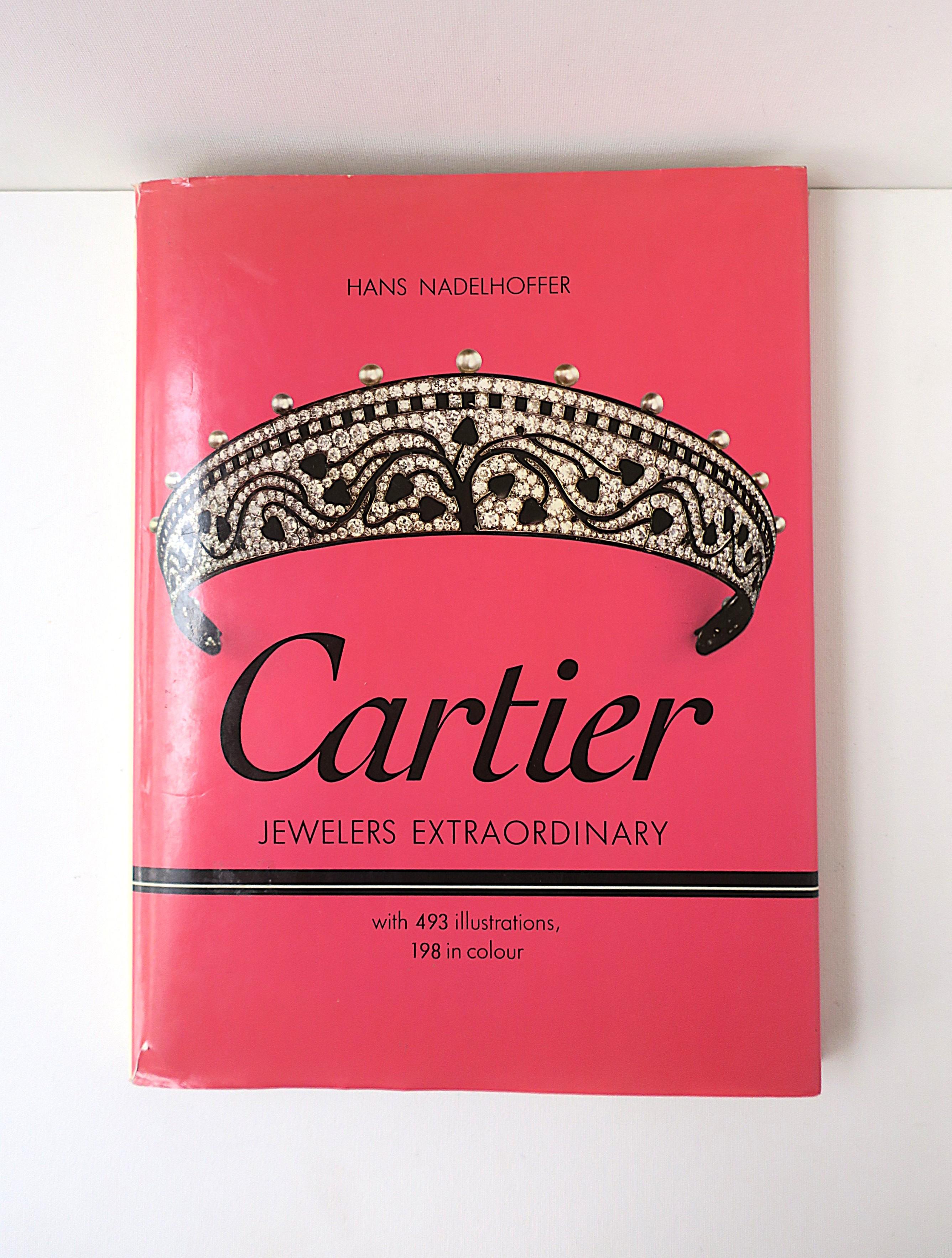 Un livre à couverture rigide sur la haute joaillerie de Cartier par Hans Nadelhoffer, 1984. Le livre présente des bijoux royaux et de haute joaillerie, des montres et des objets précieux couvrant divers styles de design tels que la période Art Deco