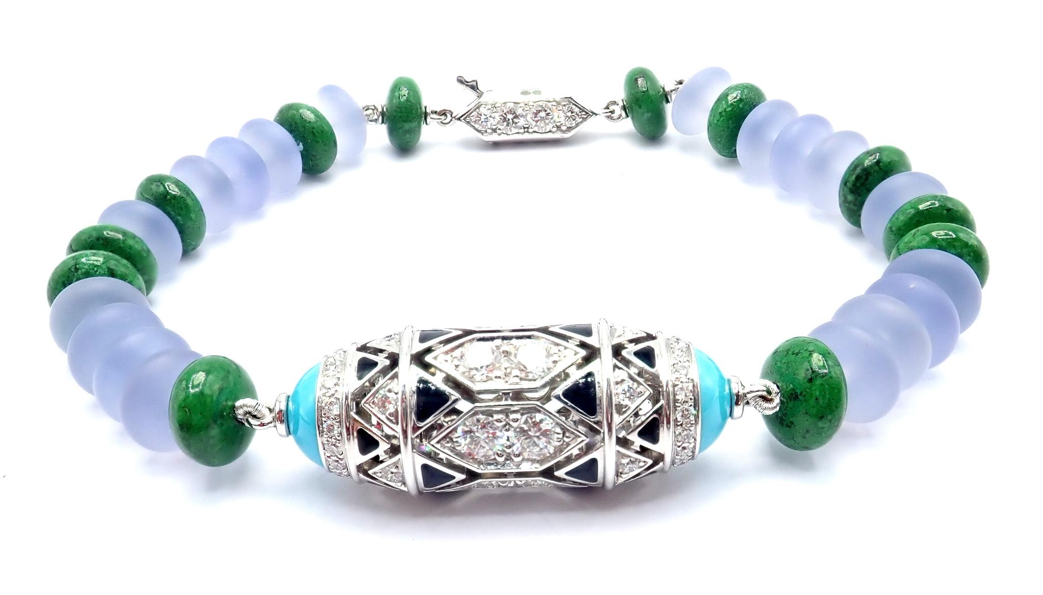 18k Weißgold Diamant Smaragd Cabochons, Chalcedon, Skarn, Türkis, Schwarz Lack Armband von Cartier High Jewelry Géometrie & Contrastes.
Dieses authentische Armband aus 18 Karat Weißgold von Cartier mit dem Namen 