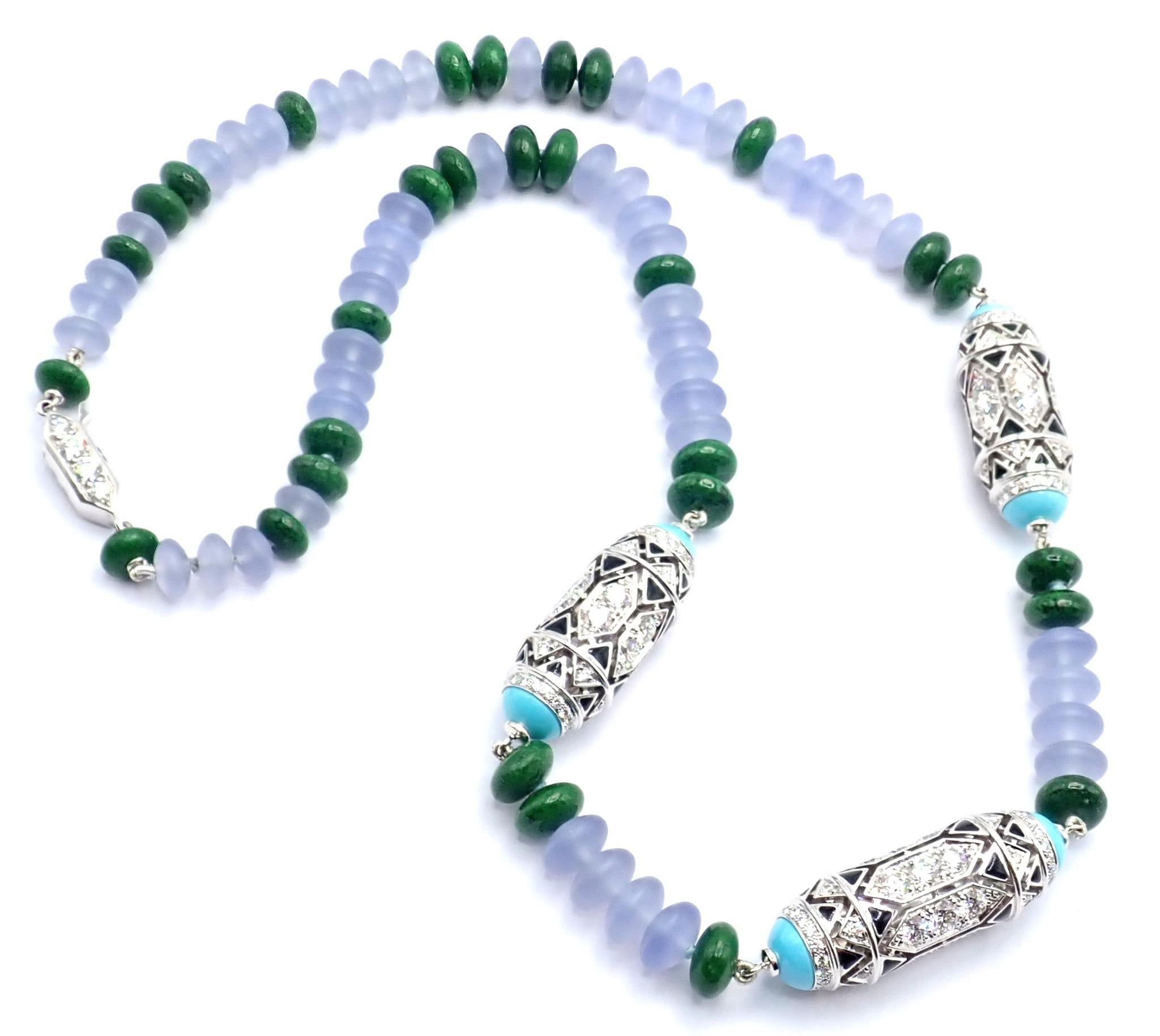 18k Weißgold Diamant Smaragd Cabochons, Chalcedon, Skarn, Türkis, Schwarz Lack Halskette von Cartier High Jewelry Géometrie & Contrastes.
Dieses Collier aus 18-karätigem Weißgold von Cartier mit dem Namen Géometrie & Contrastes strahlt Eleganz und