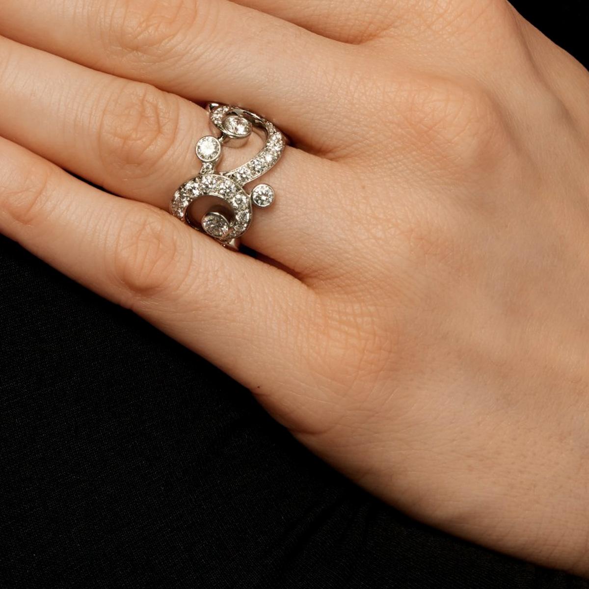 Ein prächtiger Cartier-Diamantring mit einem Freiform-Motiv, besetzt mit feinsten runden Diamanten im Brillantschliff in Platin. Ca. 4,56ct.

Der Ring misst eine Größe 6