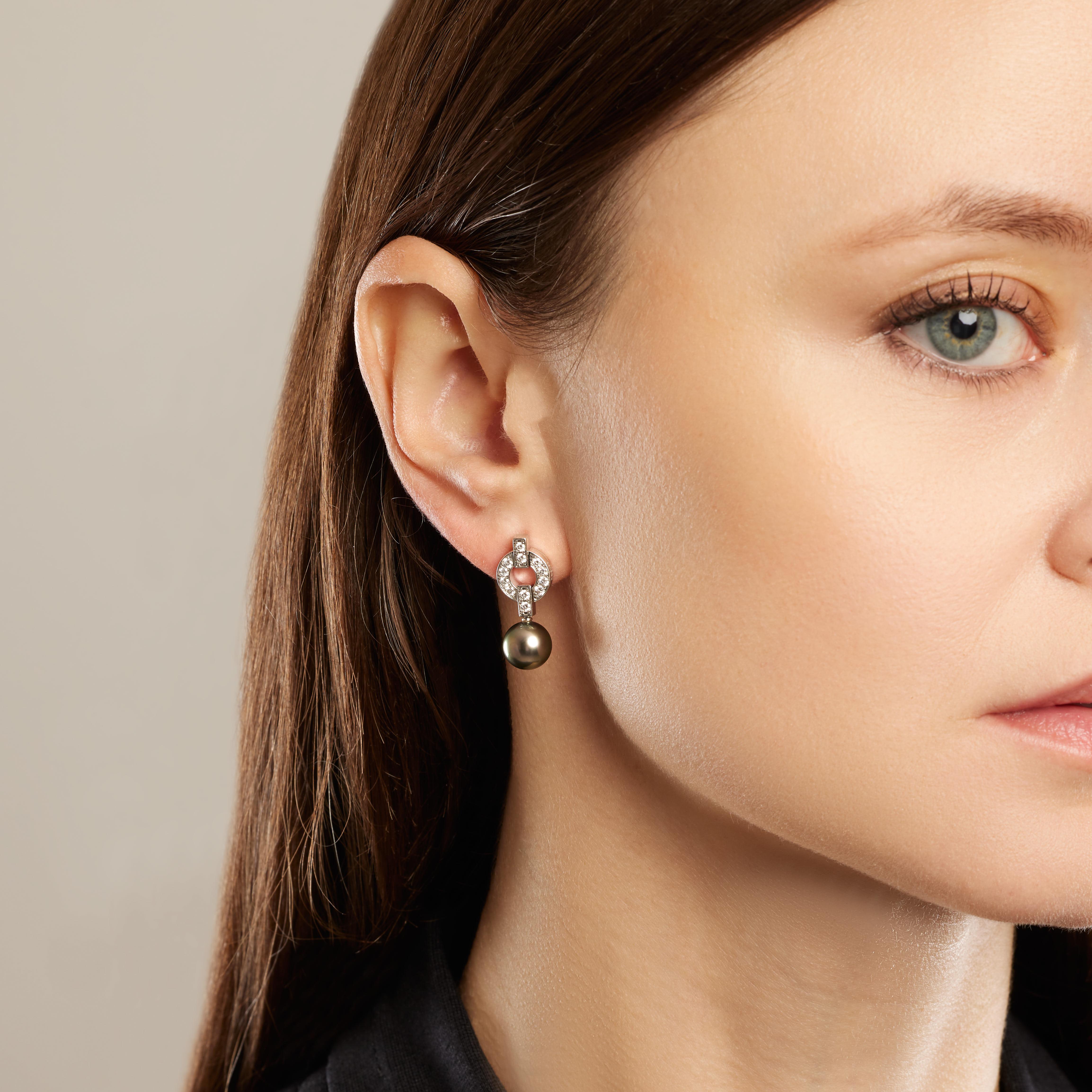 Coppia di orecchini Cartier Himalaya in oro bianco 18 carati, perle e diamanti.
Condizioni: ottime condizioni.
Lunghezza: 2,3 cm.
Larghezza del motivo: 1 cm.
Peso: 7,68 g.
Marchio francese a testa d'aquila e marchio del produttore.
Firmato Cartier e