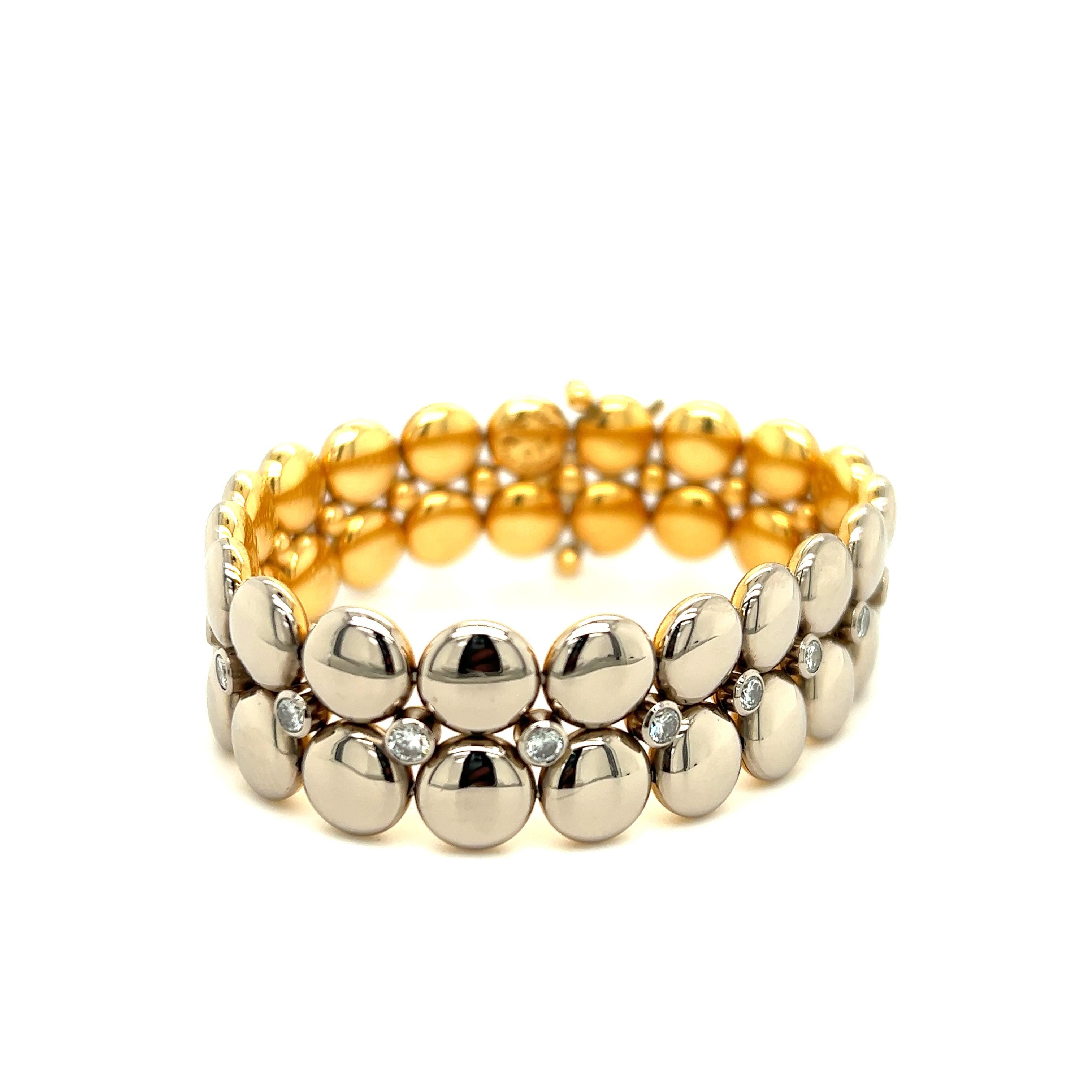 Un design fabuleux de la célèbre maison de joaillerie Cartier. Ce bracelet, issu de la collection Honeymoon, est fabriqué en or massif 18 carats. Le bracelet a un design unique car il est réversible.  Une face est réalisée en or jaune et l'autre en