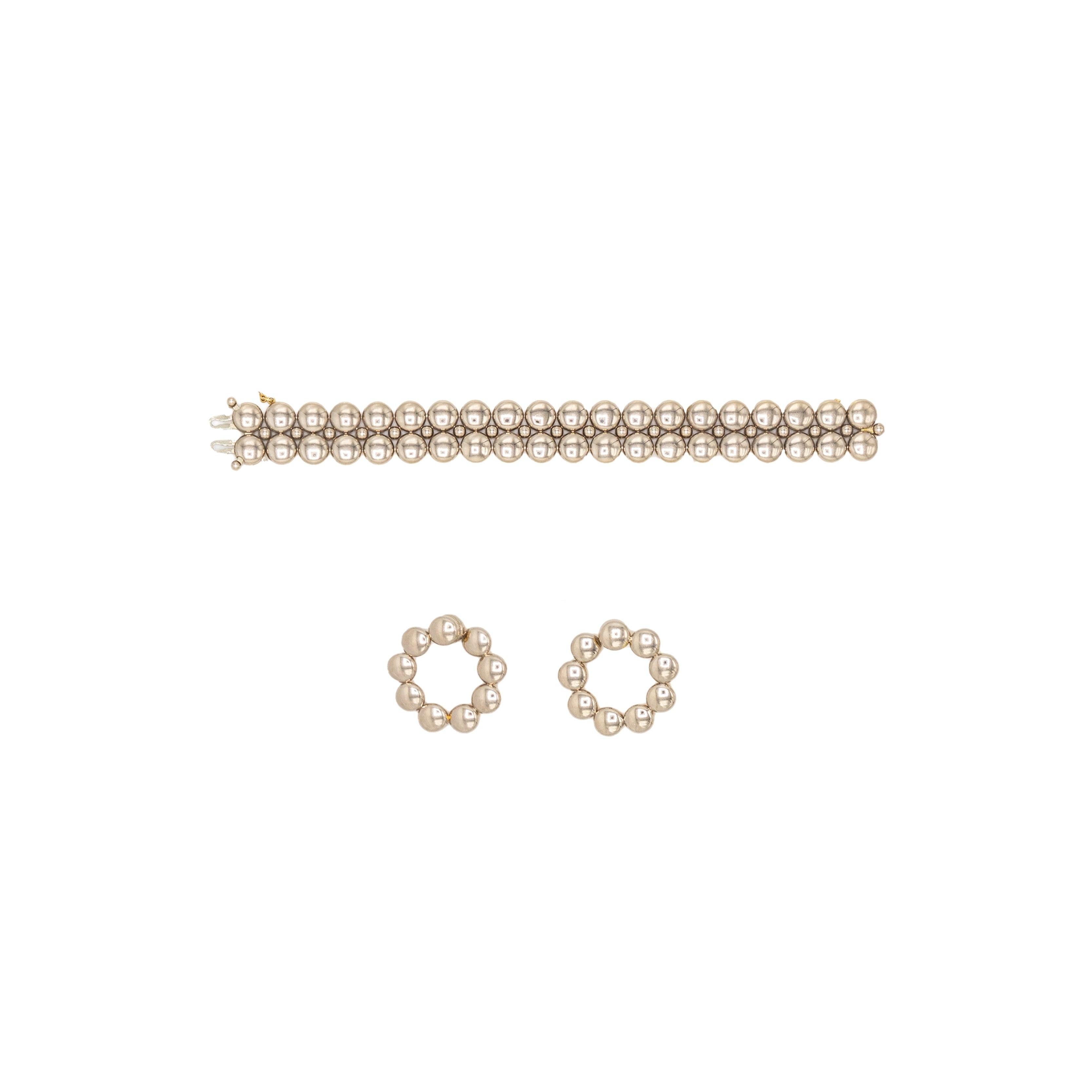Fabuloso diseño de la famosa joyería Maison Cartier. Este conjunto de pulsera y pendientes de 1992 pertenece a la colección Luna de miel y está hecho de oro macizo de 18 quilates. El collar tiene un diseño único porque es reversible. Una cara es de