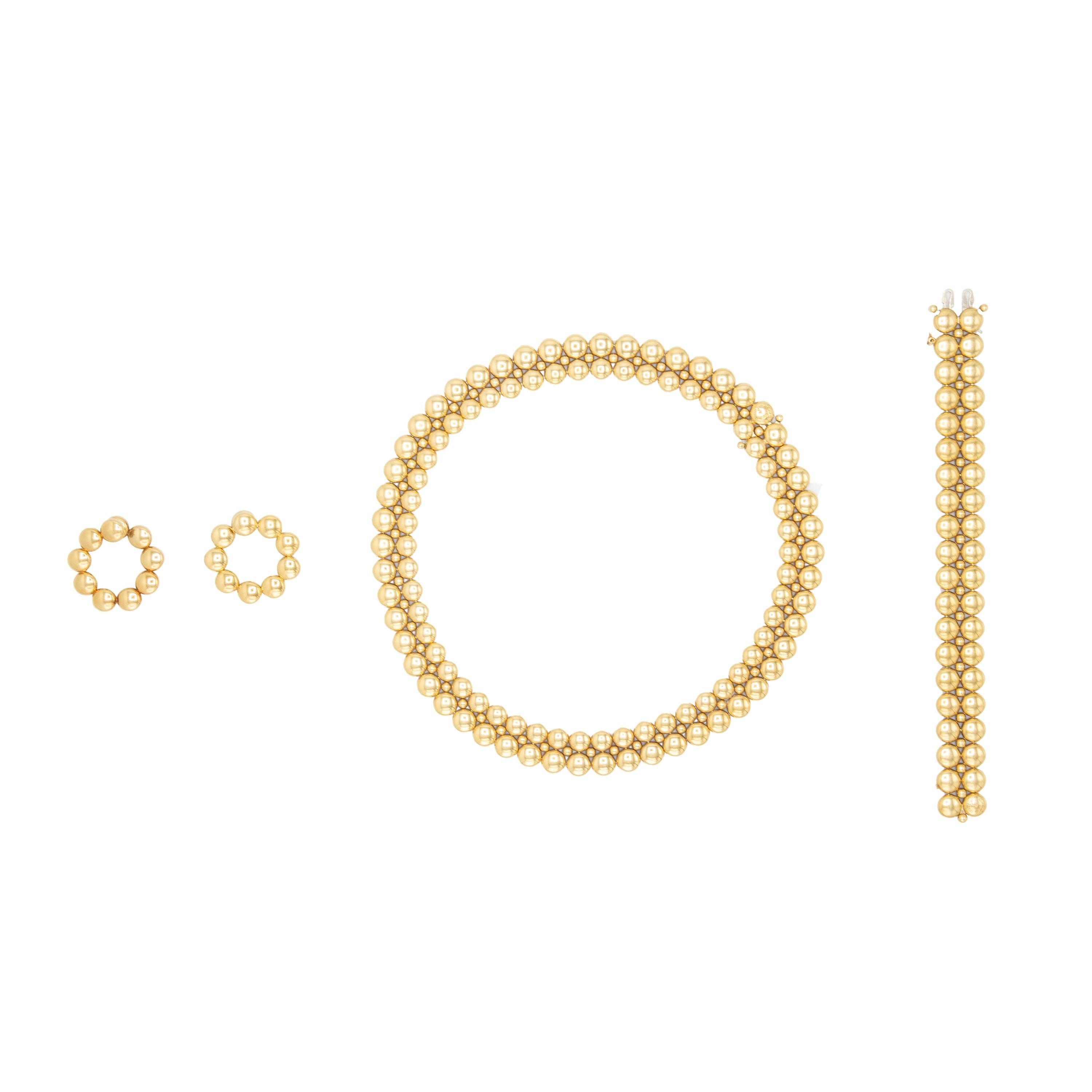 Fabulous design from the famous jewelry Maison Cartier. This necklace from 1992 belongs to the Honeymoon collecaratsion and is made of solid 18K gold. The necklace has a unique design because it is reversible. One side is made of yellow gold and the